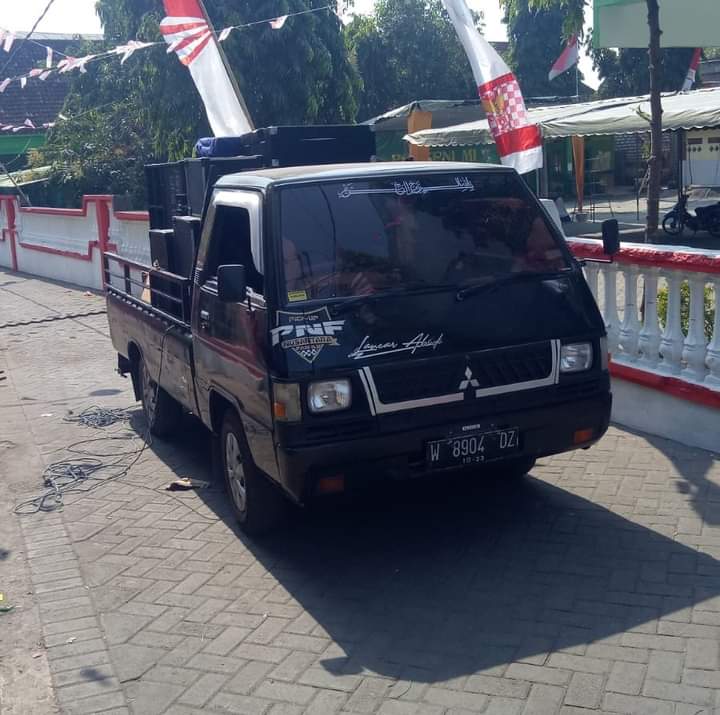 TINGGAL KENANGAN: Mobil pikap jenis L300 warna hitam tahun 2000 warna hitam nopol W 8904 DZ milik korban yang diduga di curi pelaku pencurian mobil L300 di Jalan Raya Sembayat, Manyar, Gresik
