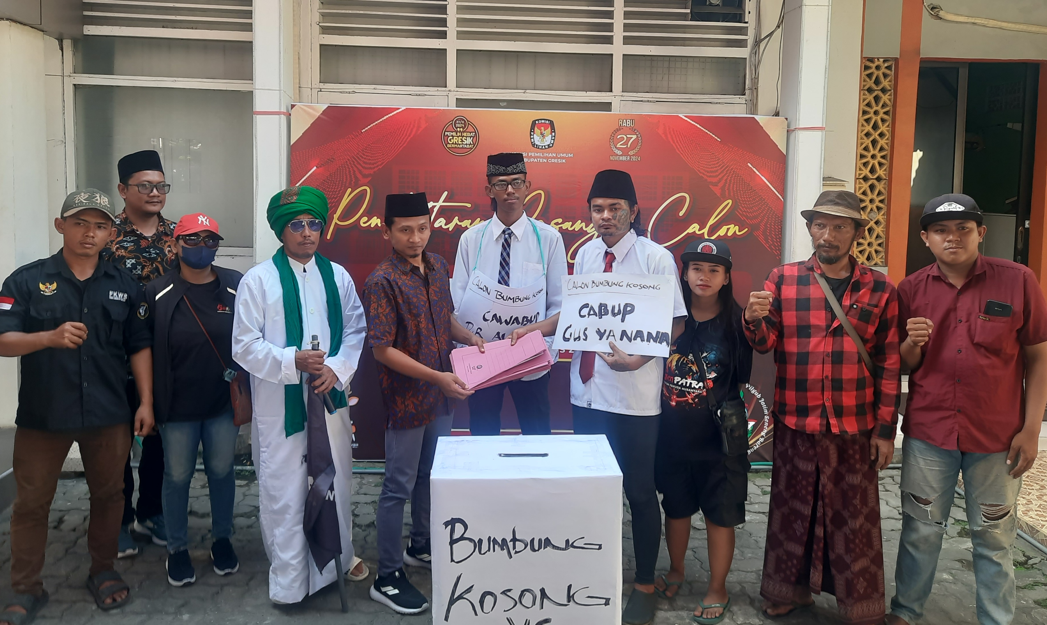 Koalisi Bumbung kosong saat menyerahkan berkas pendaftaran calon bupati dan wakil bupati kepada Ketua KPU Gresik Akhmad Taufik.