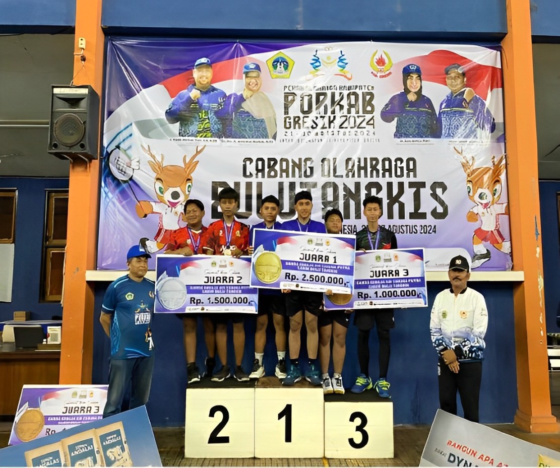Naik Podium : Pasangan Ganda Putra meraih juara Bulutangkis dalam Porkab Gresik 2024.