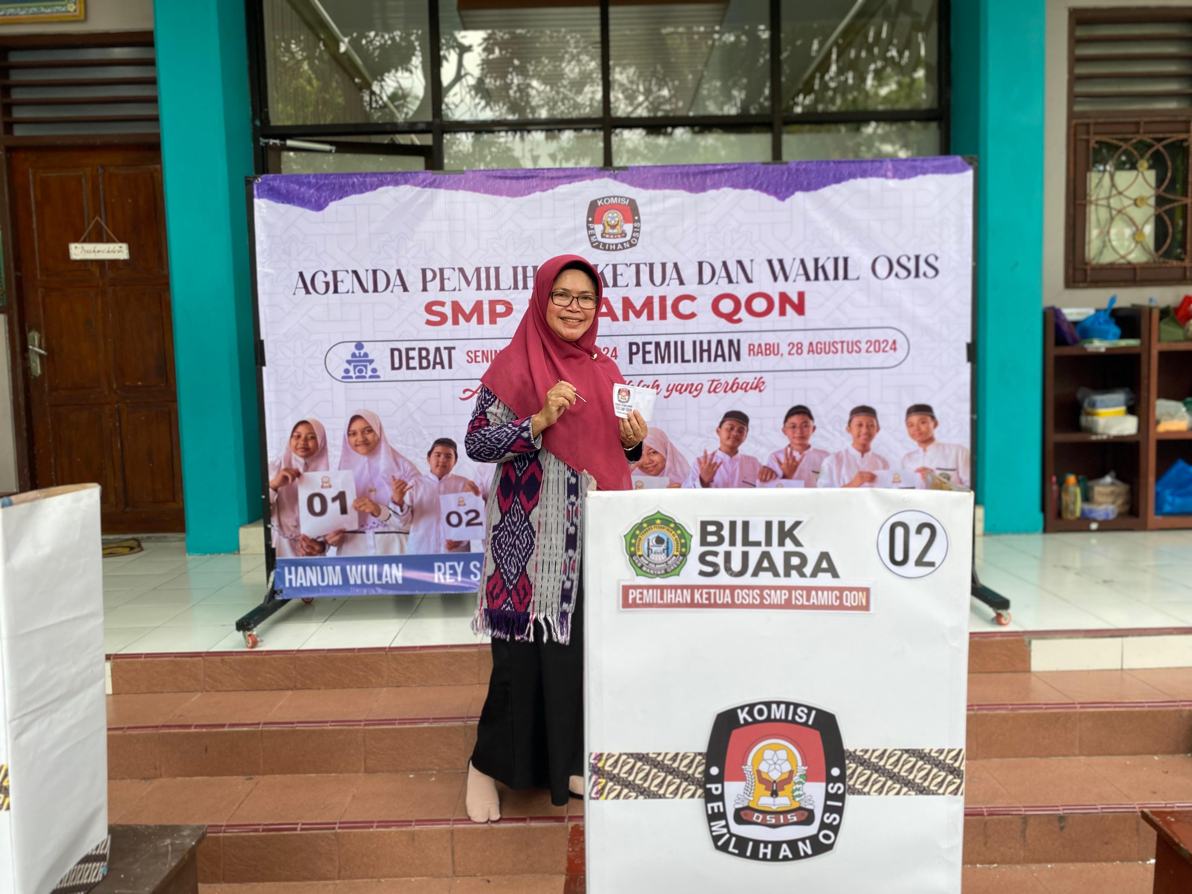 Kepala SMP Islamic Qon, Dra. Hj. Sholihah memberikan suaranya dalam pemilihan ketua dan wakil ketua OSIS