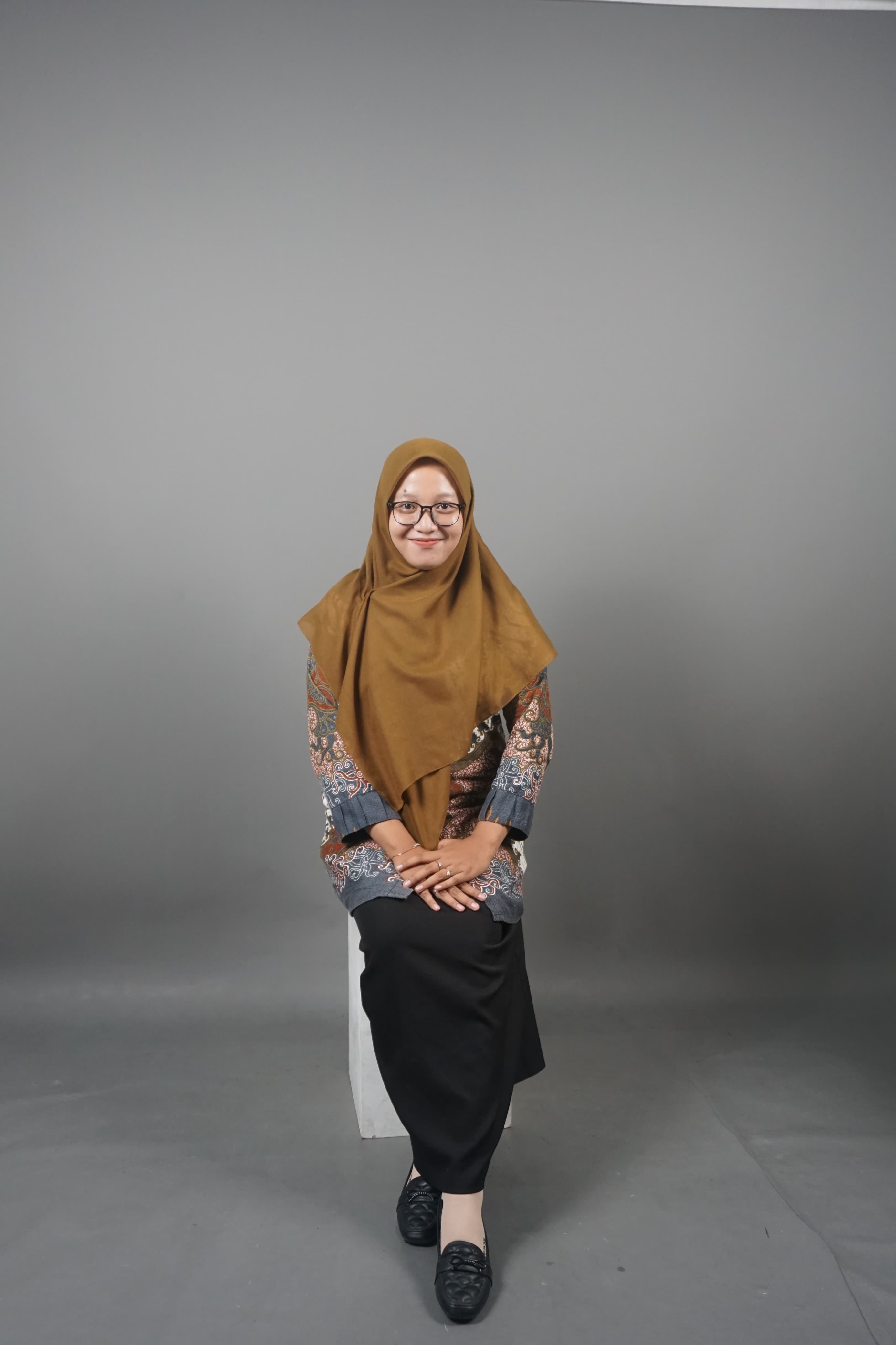 Khofifah Putri Maulidina, Guru wali kelas 8 dan guru mata pelajaran Bahasa Indonesia SMP Dharma Bhakti Gresik.