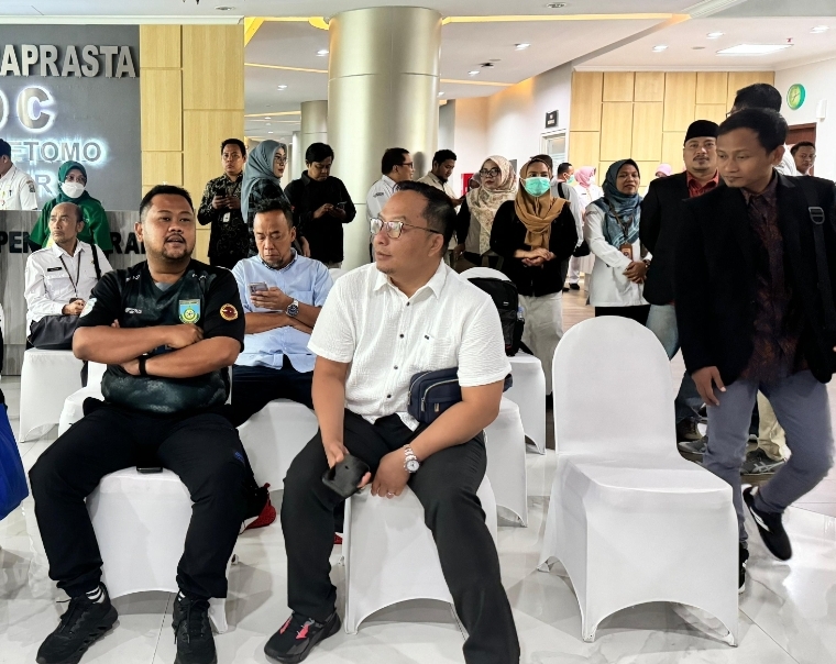 Paslon Fandi Akhmad Yani - dr Asluchul Alif saat menunggu giliran pemeriksaan kesehatan di RS dr Soetomo Surabaya.