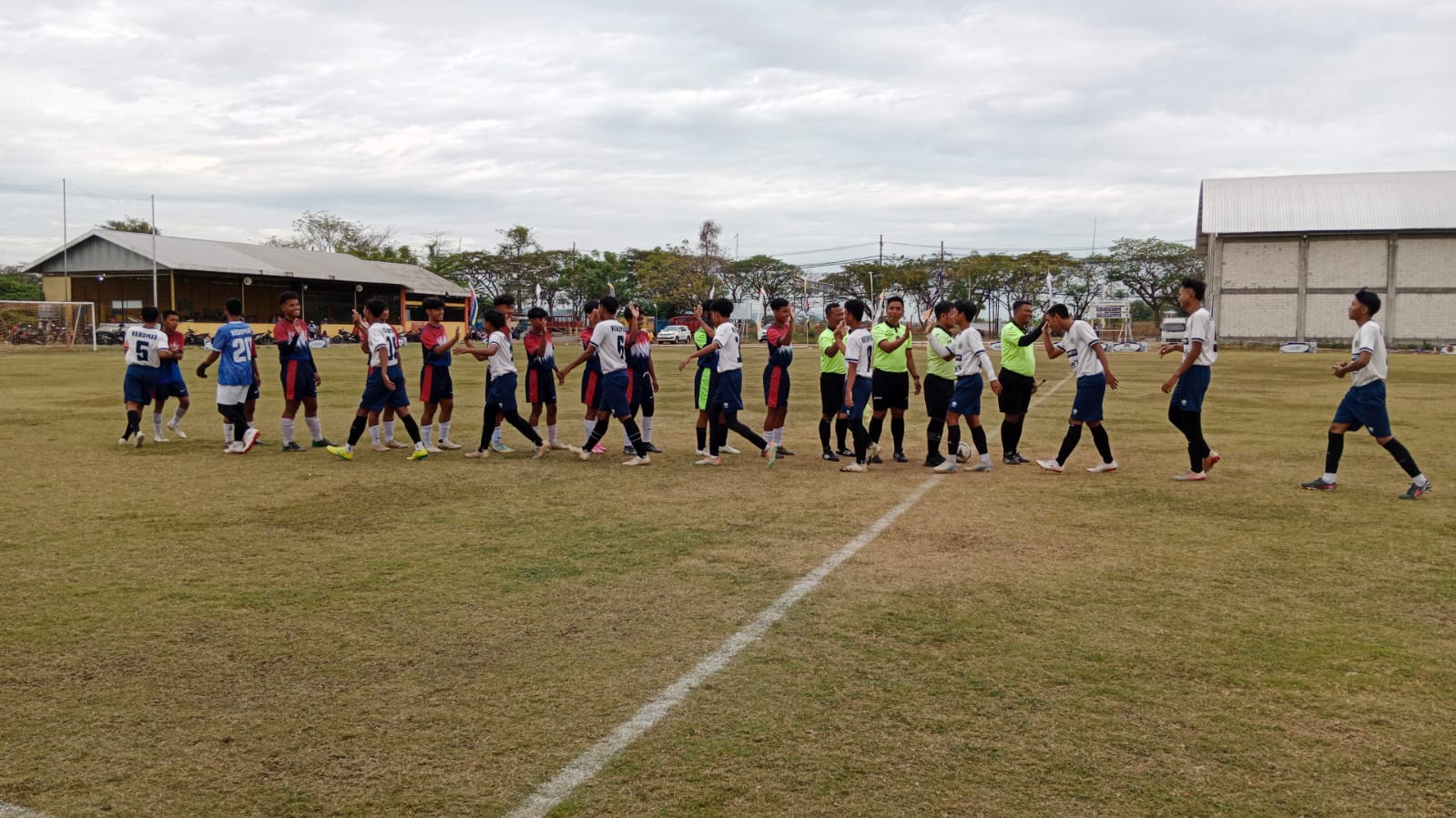 Laga antara Kecamatan Gresik berhadapan dengan Kecamatan Kebomas dalam semifinal Porkab Gresik 2024