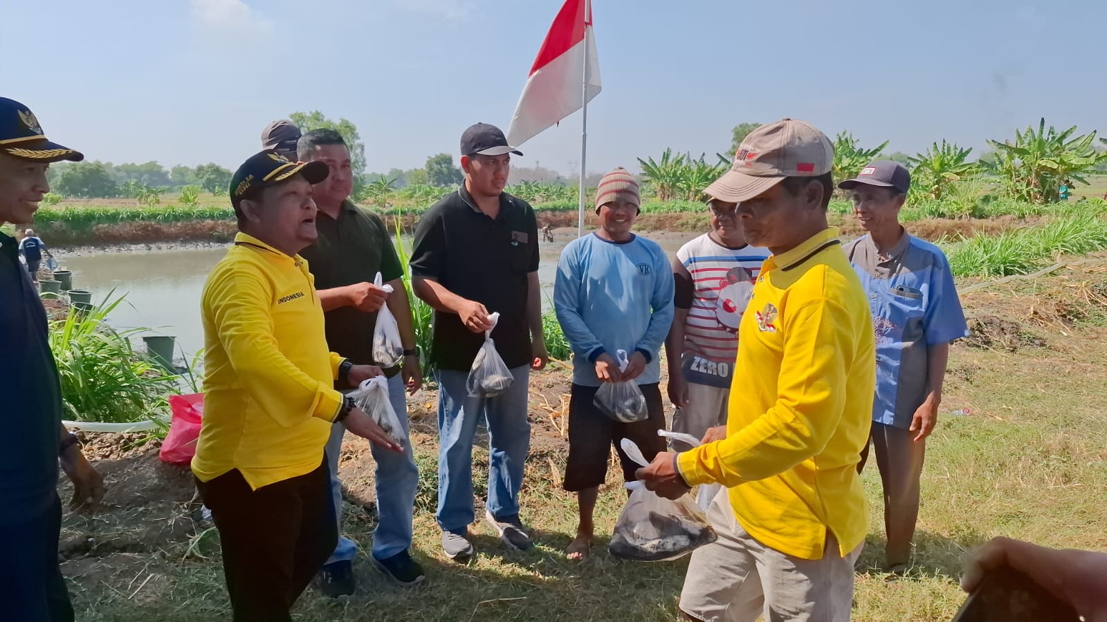 PANEN IKAN: Pemdes Sidoraharjo Kedamean Gresik membagikan ikan hasil panen ke warga secara gratis untuk mendukung ketahanan pangan dan cegah stunting.