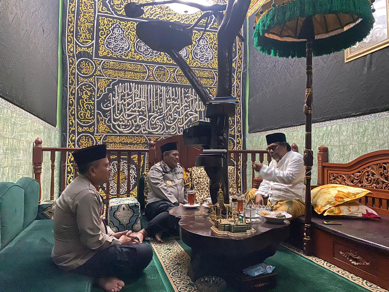 SAMBANG KIAI: Kapolres Gresik AKBP Arief Kurniawan sowan kesejumlah kiai di Gresik