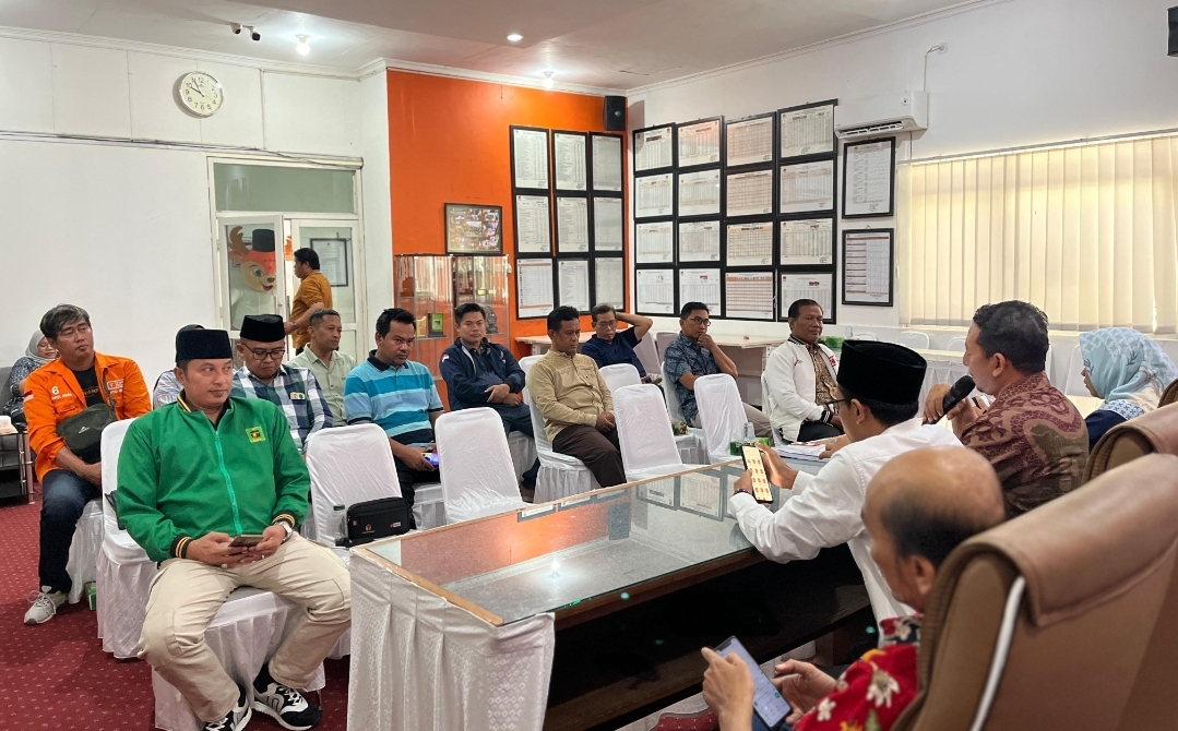 KPU Gresik saat melakukan sosialisasi masa perpanjangan pendaftaran Pilkada 2024.