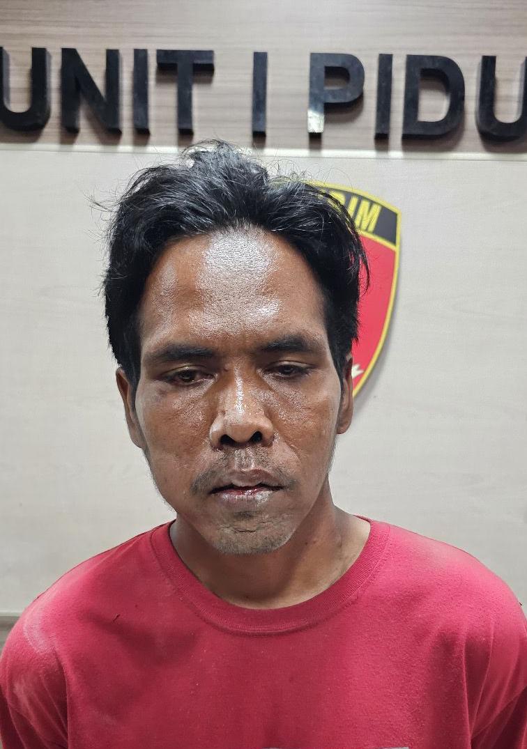 DIAMANKAN: Tersangka Muhamad Khafidz diamankan di Mapolres Gresik beserta barang bukti.