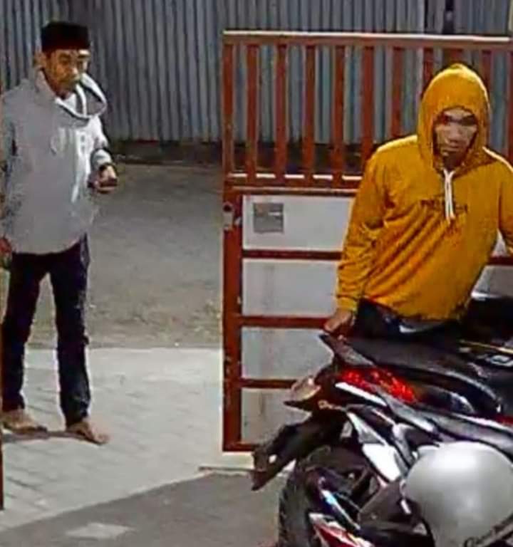 TEREKAM CCTV: Dua pelaku terekam CCTV saat menjalankan aksinya mencuri motor korban di Desa Kedanyang, Kecamatan Kebomas.