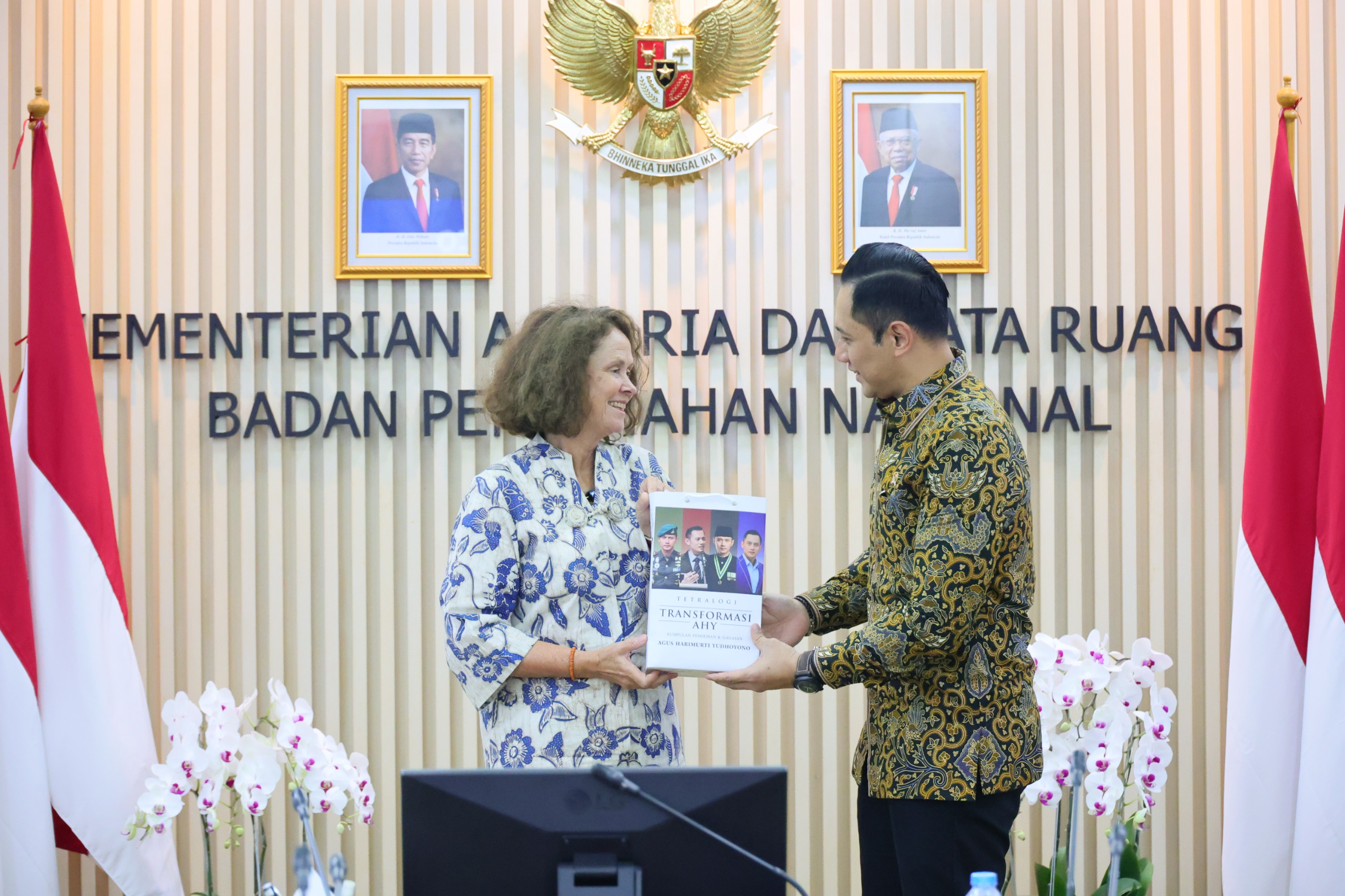 Lanjutkan Kerjasama : Menteri ATR/BPN, Agus Harimurti Yudhoyono menyerahkan buku karyanya kepada Country Director World Bank for Indonesia, Carolyn Turk.