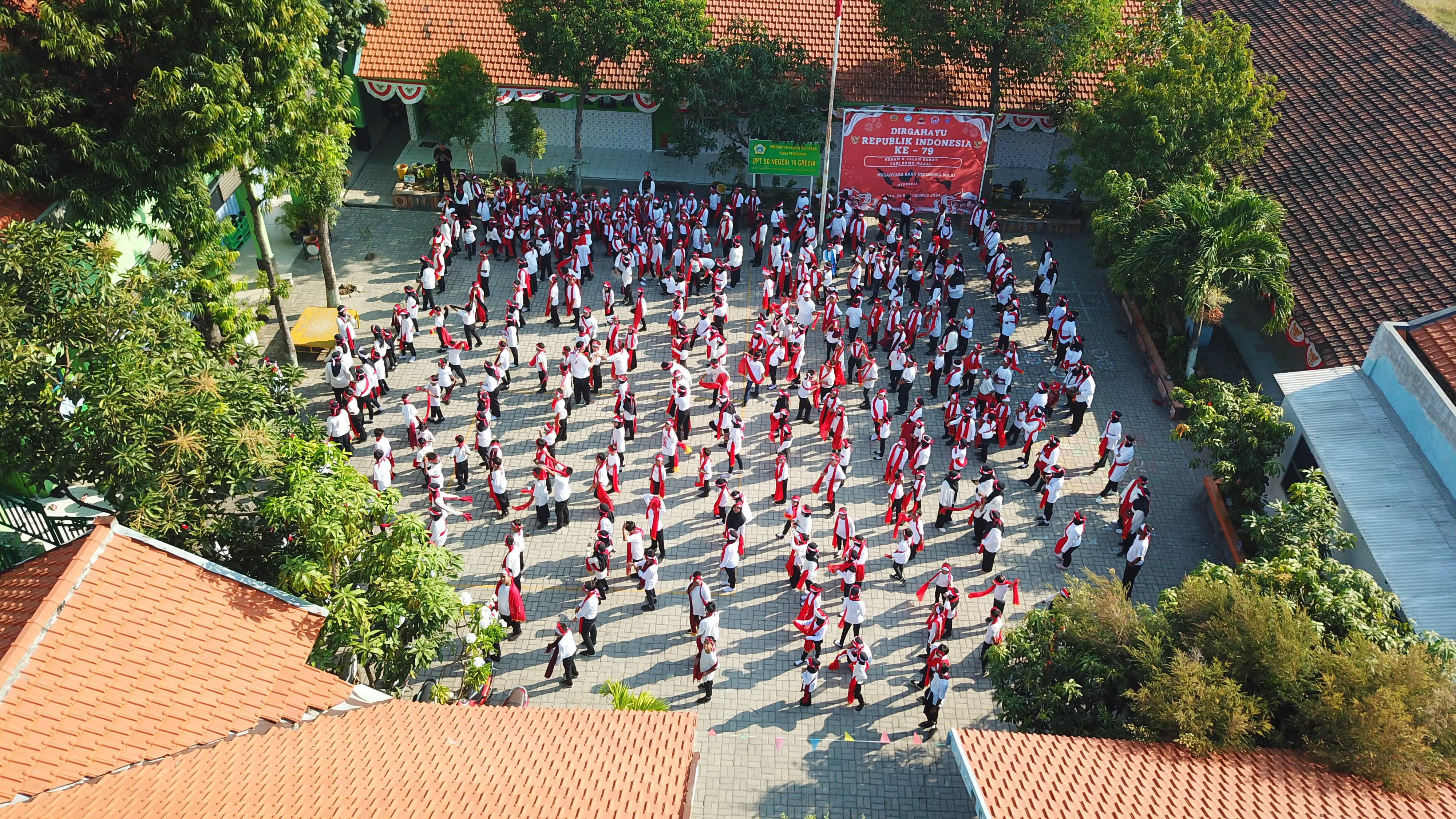 Siswa UPT SDN 16 Gresik menari remo massal dalam puncak peringatan HUT ke-79 Republik Indonesia
