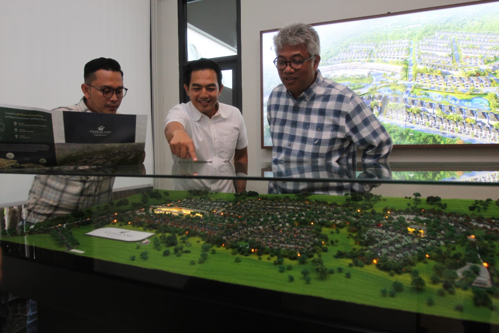 SEGMEN MIDDLE-UP; ATAS; Dari kiri: Agung Krisprimandoyo, Gideon Carakaardi dan Saiqul Umam menjelaskan rencana pengembangan CitraLand Gresik Kota yang membidik segmen middle-up yang terus tumbuh