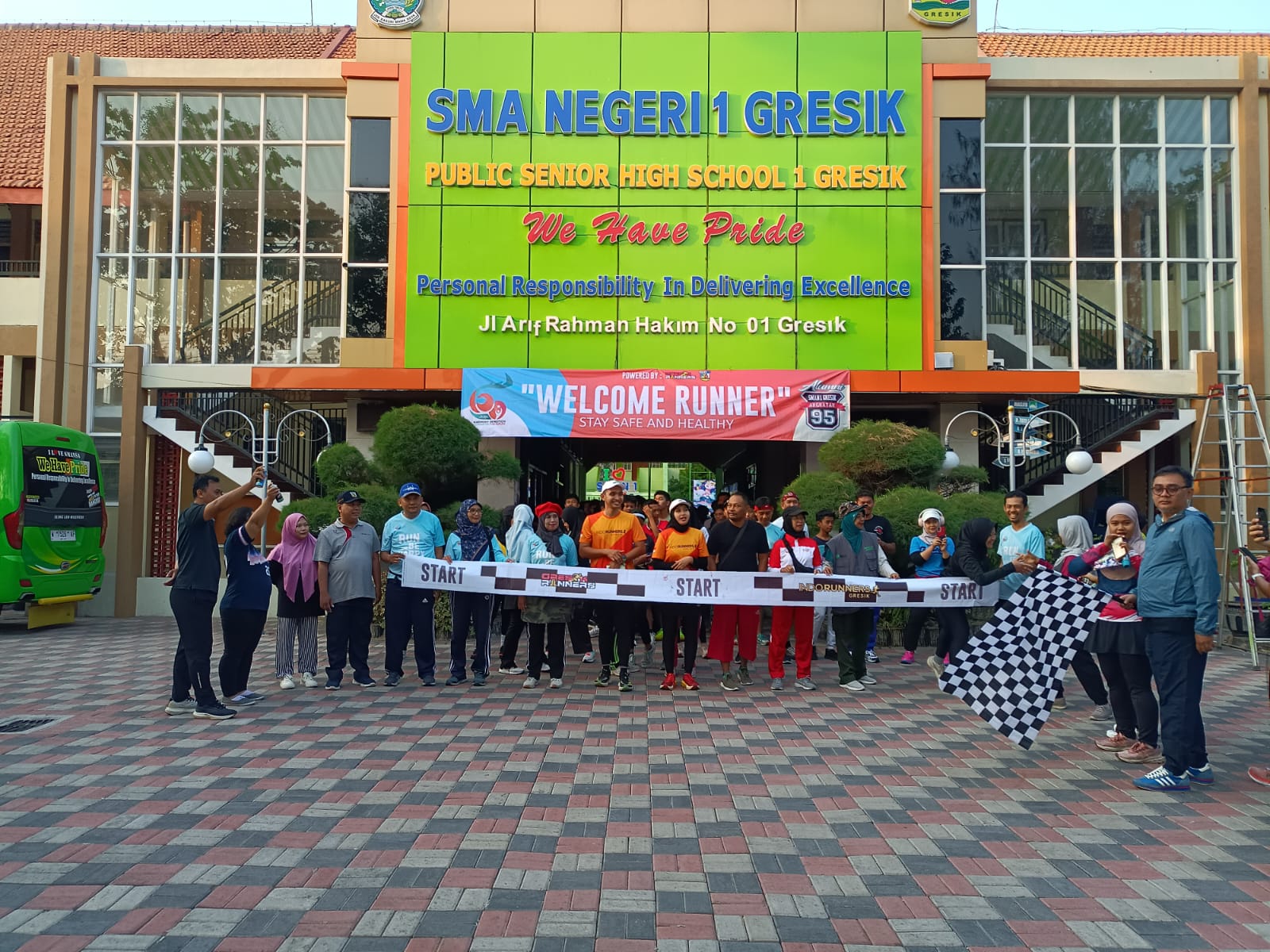 Para peserta Fun Run 6K bersiap melakukan start dari SMA N 1 Gresik