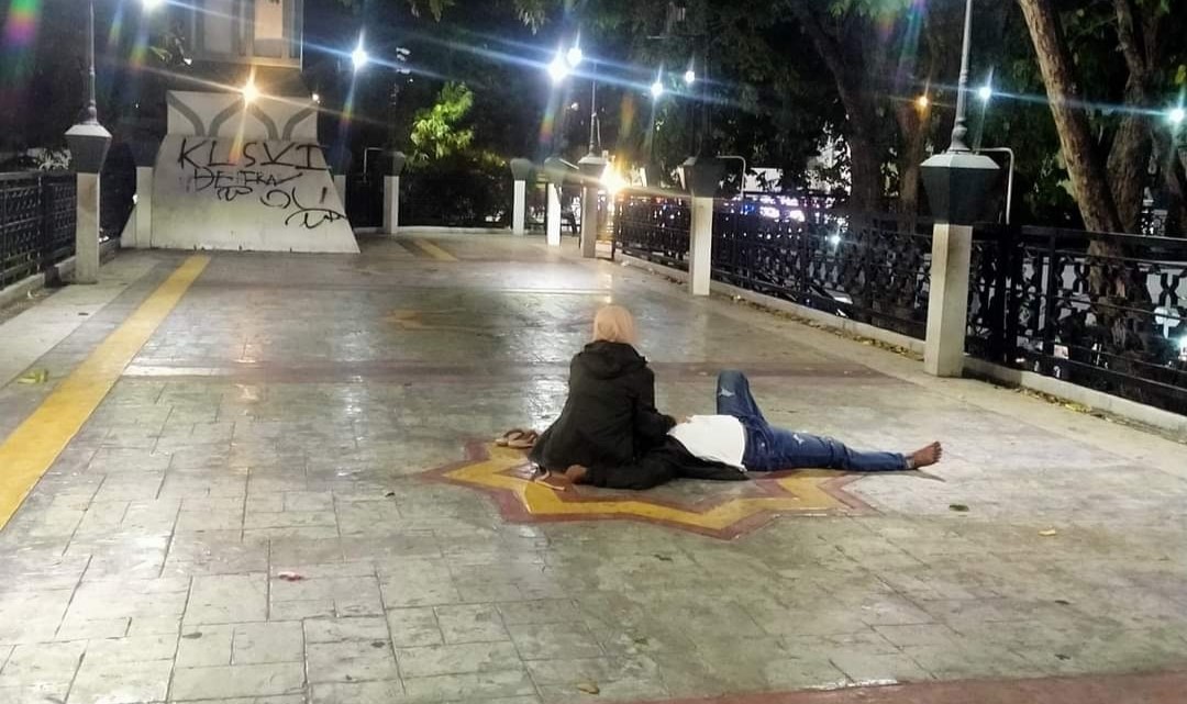 MESRA: Sepasang kekasih diduga bermesraan di lantai dua Area Islamic Center Alun-alun Gresik.