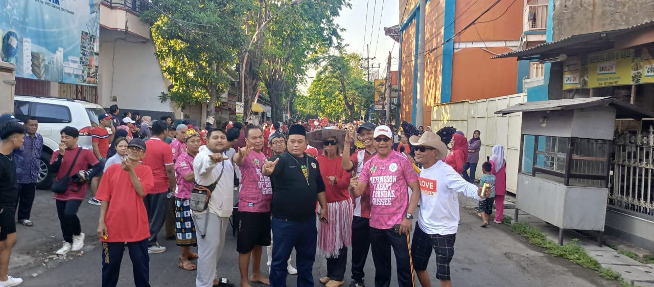 MERDEKA: Ribuan warga Kebungson mengikuti jalan sehat dan lomba kostum daur ulang yang diselenggarakan dalam rangka Kemerdekaan Republik Indonesia ke-79.