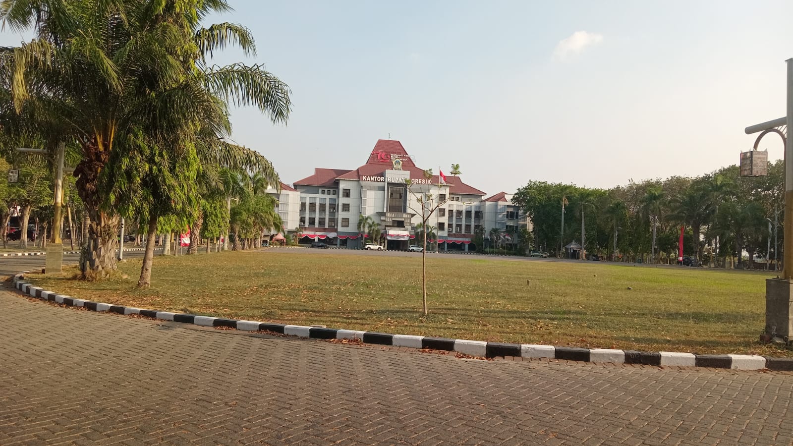 Kantor Bupati Gresik di Jalan Wahidin Sudirohusodo.