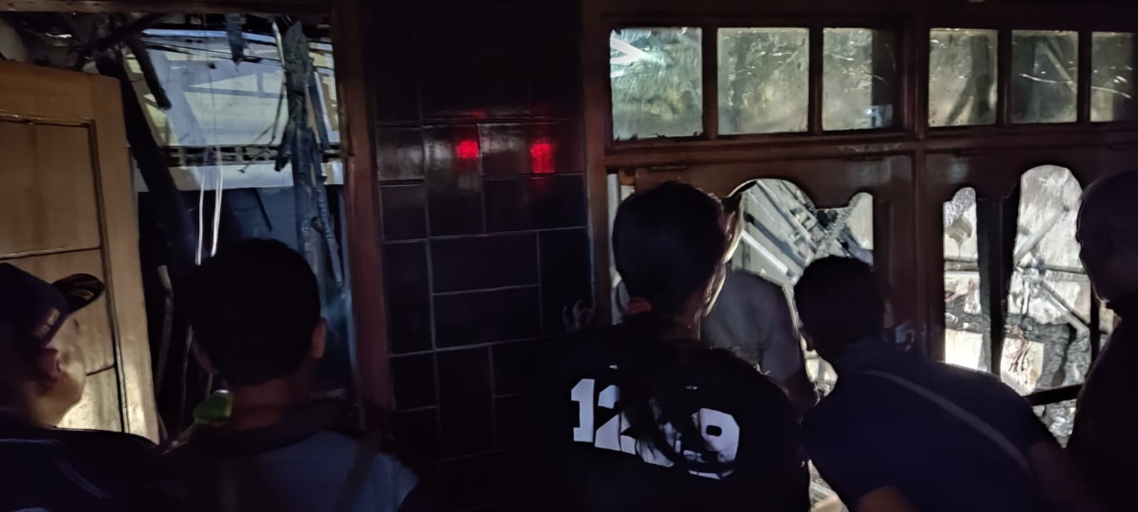 TERBAKAR : Sebuah rumah di Dusun Dapet, Desa Dapet, Kecamatan Balongpanggang ludes terbakar api.
