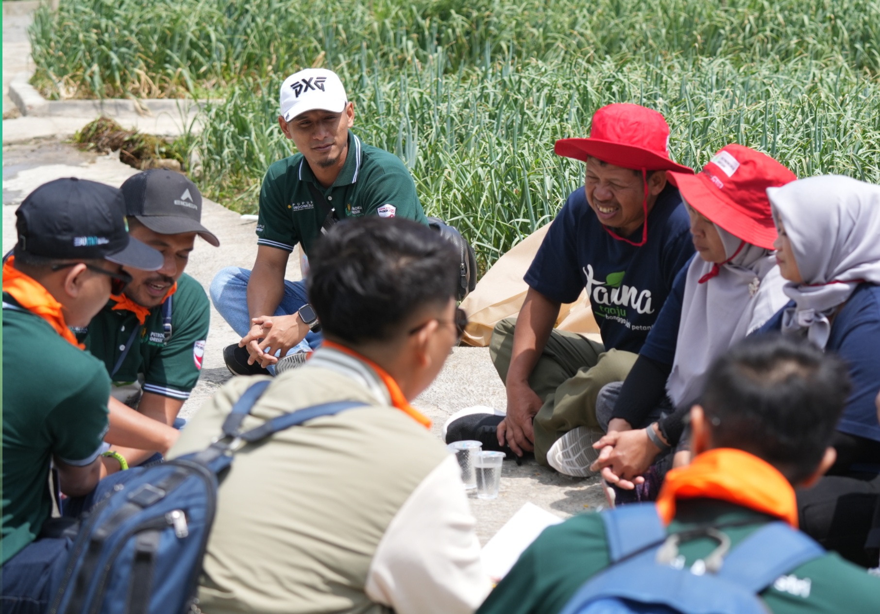 Dekat Petani : VP Komkor PG, Rama Yusron Harbiansyah (kiri) bersama peserta Employee Influencer (EI) PG saat memperkenalkan produk PG pada kegiatan Maxpro Kolaborasi dengan EI Squad di Tawangmangu.