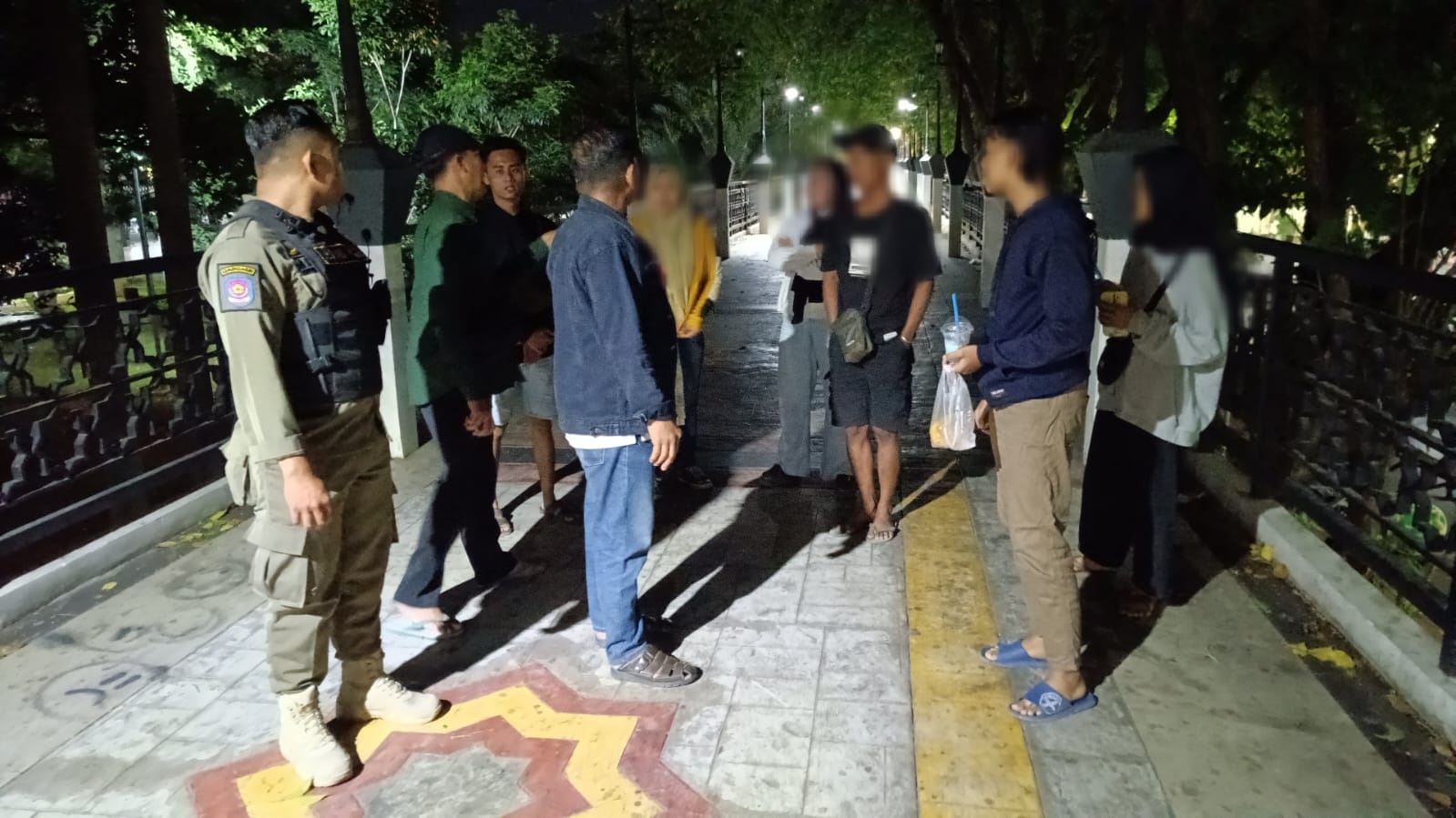 &nbsp;  TERJARING RAZIA: Anggota Satpol PP Gresik mengamankan 13 pasangan muda mudi yang memadu kasih di area Alun - alun Gresik, Kecamatan Gresik, Rabu (3/9).