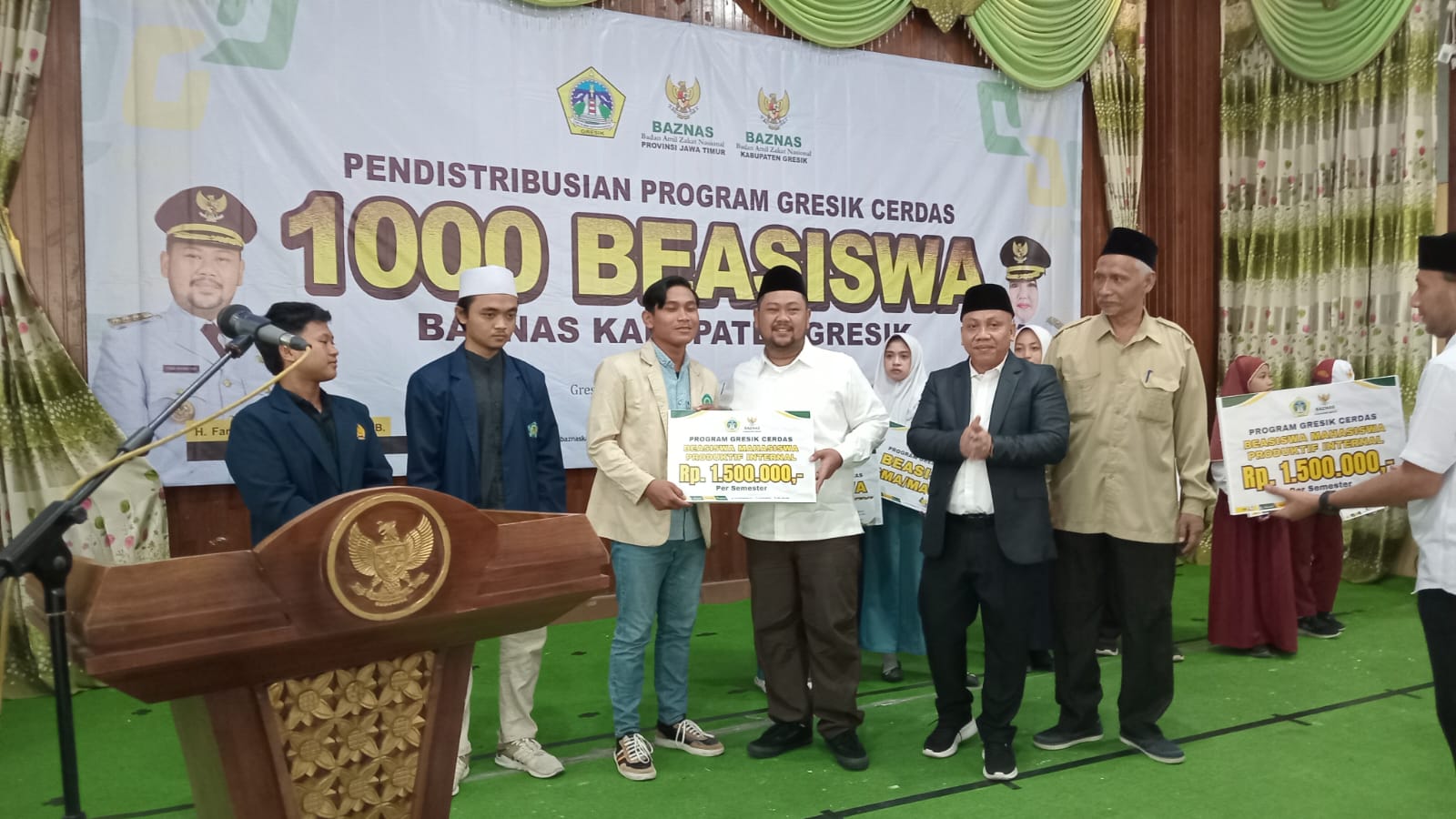 PROGRAM GRESIK CERDAS: Bupati Gresik, Fandi Akhmad Yani memberikan beasiswa secara simbolis kepada 1.000 pelajar dan mahasiswa Gresik