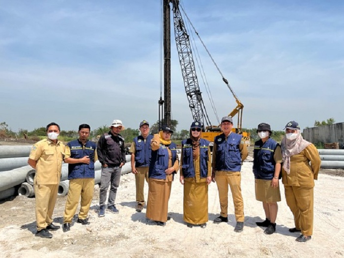 TINJAU LANGSUNG: Kepala Dinas (PUTR) Dhiannita Tri Astuti beserta timnya meninjau pengerjaan proyek kolam retensi penanganan banjir kali Lamong di Kabupaten Gresik.
