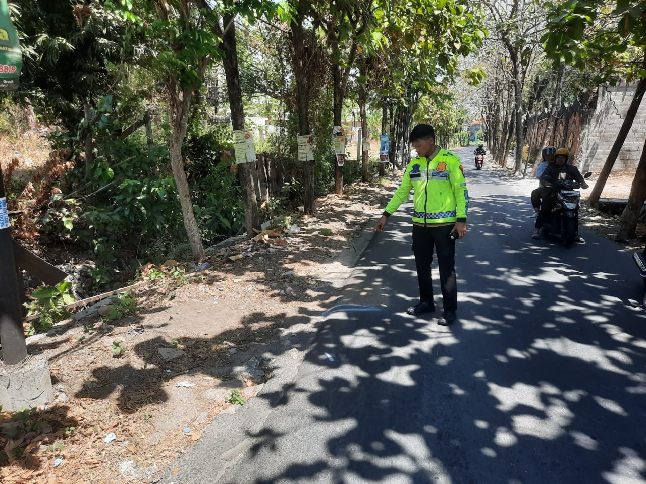 OLAH TKP: Anggota Unit Laka Satlantas Polres Gresik saat melakukan olah TKP kecelakaan di Jalan Raya Diponegoro Desa Kembangan Kecamatan Kebomas, Gresik, Selasa (3/9).