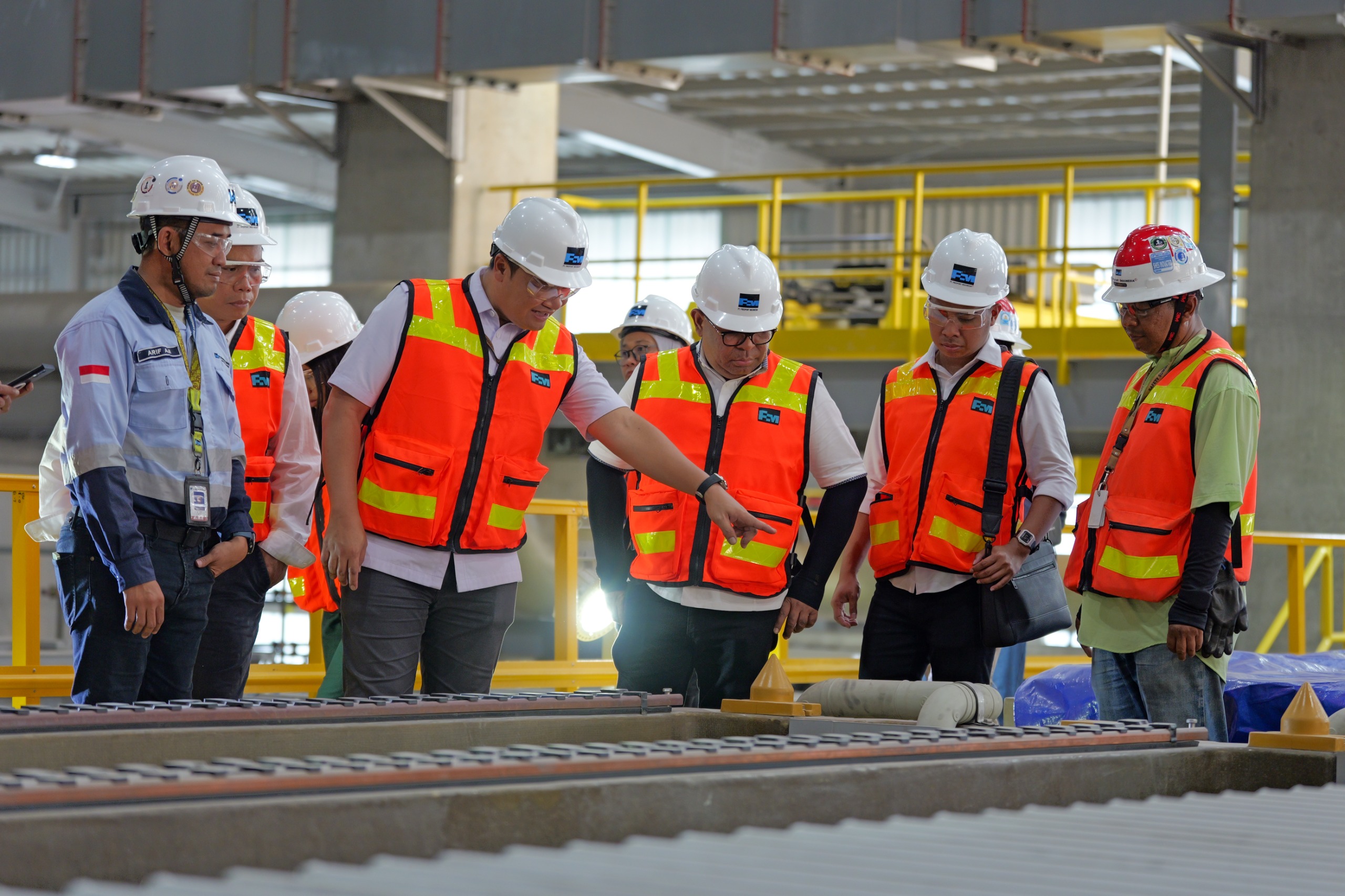 Bakal Diresmikan Presiden : Deputi I Kantor Staf Presiden, Febry Calvin Tetelepta di dampingi manajemen PTFI meninjau proses operasional pabrik Smelter Freeport Indonesia.
