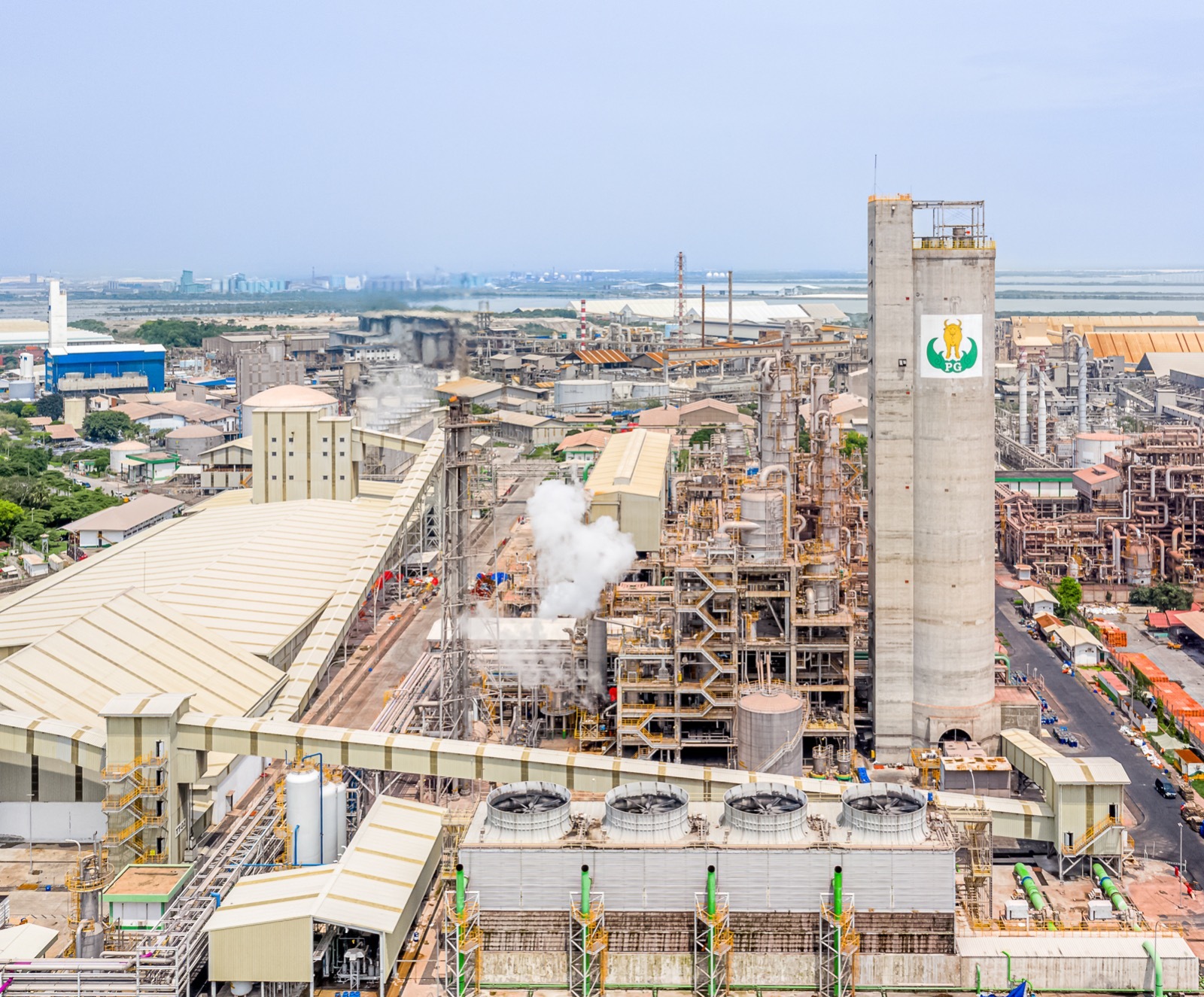 Terus Membangun : PT Petrokimia Gresik terus menambah kapasitas produksi pupuknya dalam rangka memenuhi kebutuhan pupuk di tanah air.