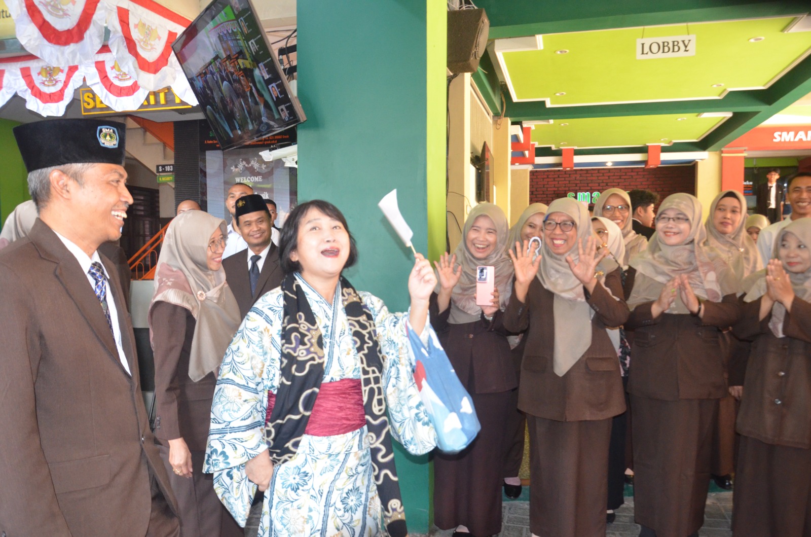 Bangga : Shirai Hitomi, Native Speaker dari Jepang disambut Kepala SMANUSA Gresik Dr. H. Agus Syamsudin M.A. dan para guru.