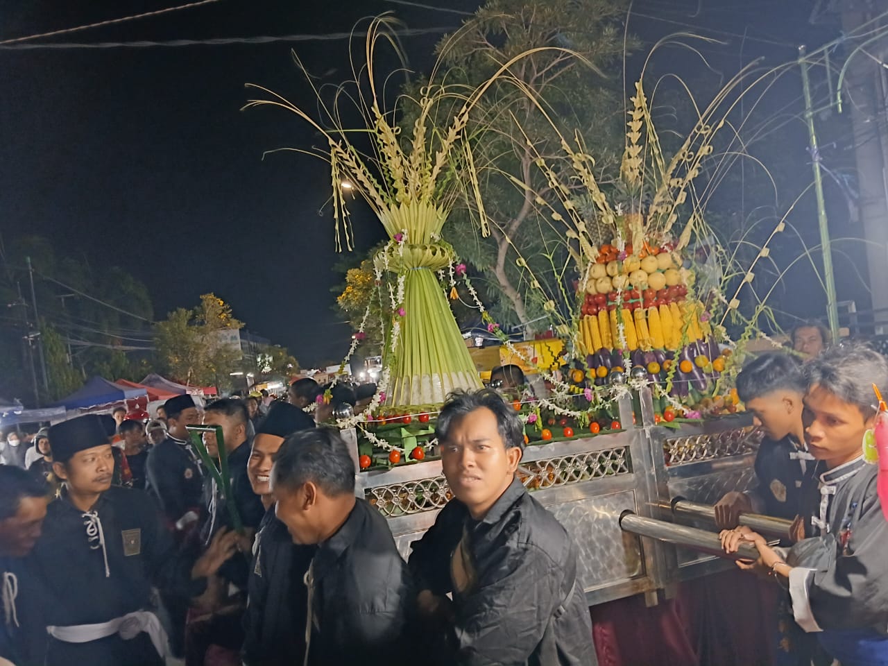 KOMPAK: Ribuan warga Desa Suci dan anggota perguruan silat turut serta dalam membawa tumpeng agung, Selasa (3/9).