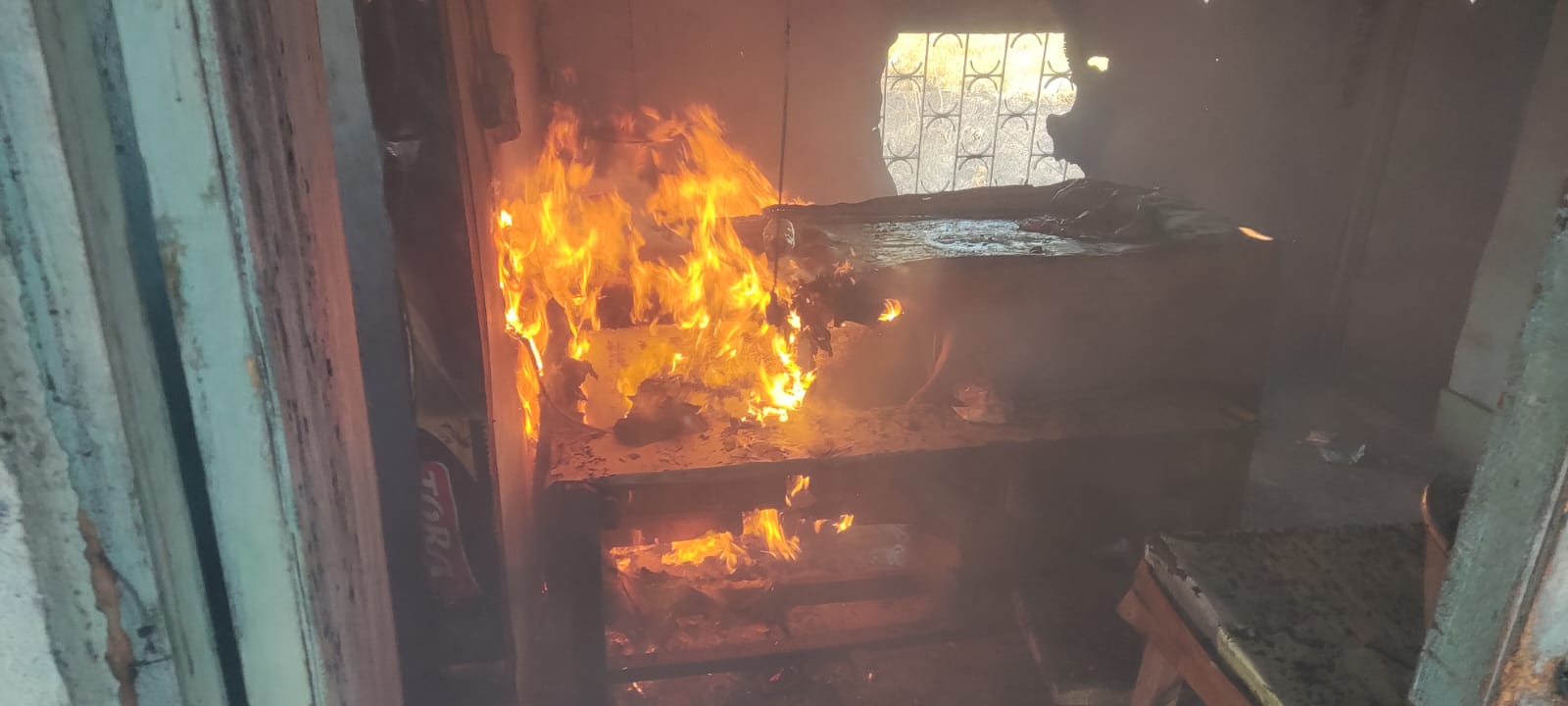 PEMADAMAN: Anggota Damkarla Gresik dibantu warga melakukan pemadaman kebaran sebuah warkop dan ilalang di Dusun Mojotengah RT 16 RW 07, Desa Mojotengah, Kecamatan Menganti, Gresik.