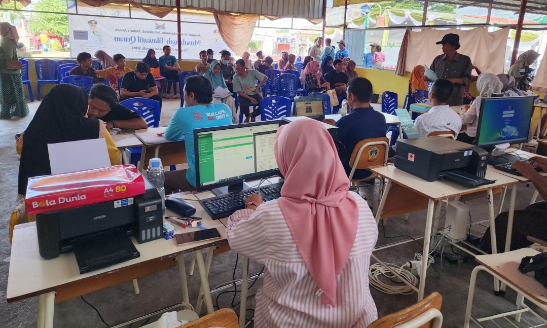 Petugas Dispendukcapil Gresik jemput bola untuk melakukan perekeman ke instansi maupun sekolah.