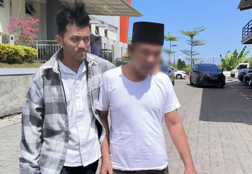 DIGELANDANG : Tersangka oknum Kiai AM cabul saat di gelandang ke Mapolres Gresik