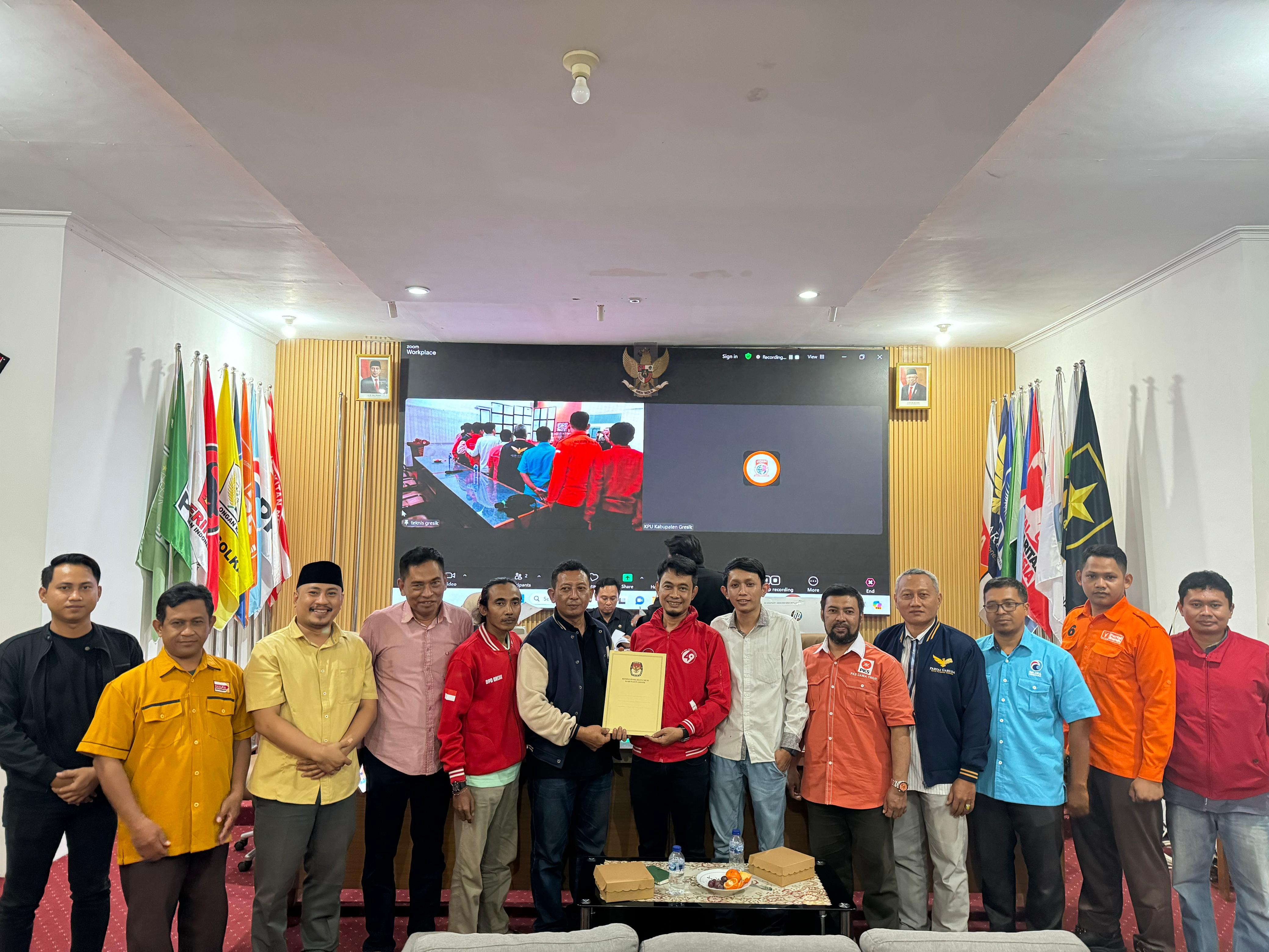 KPU Gresik saat menerima berkas dukungan 9 parpol non parlemen kepada paslon Fandi Akhmad Yani - dr Asluchul Alif.