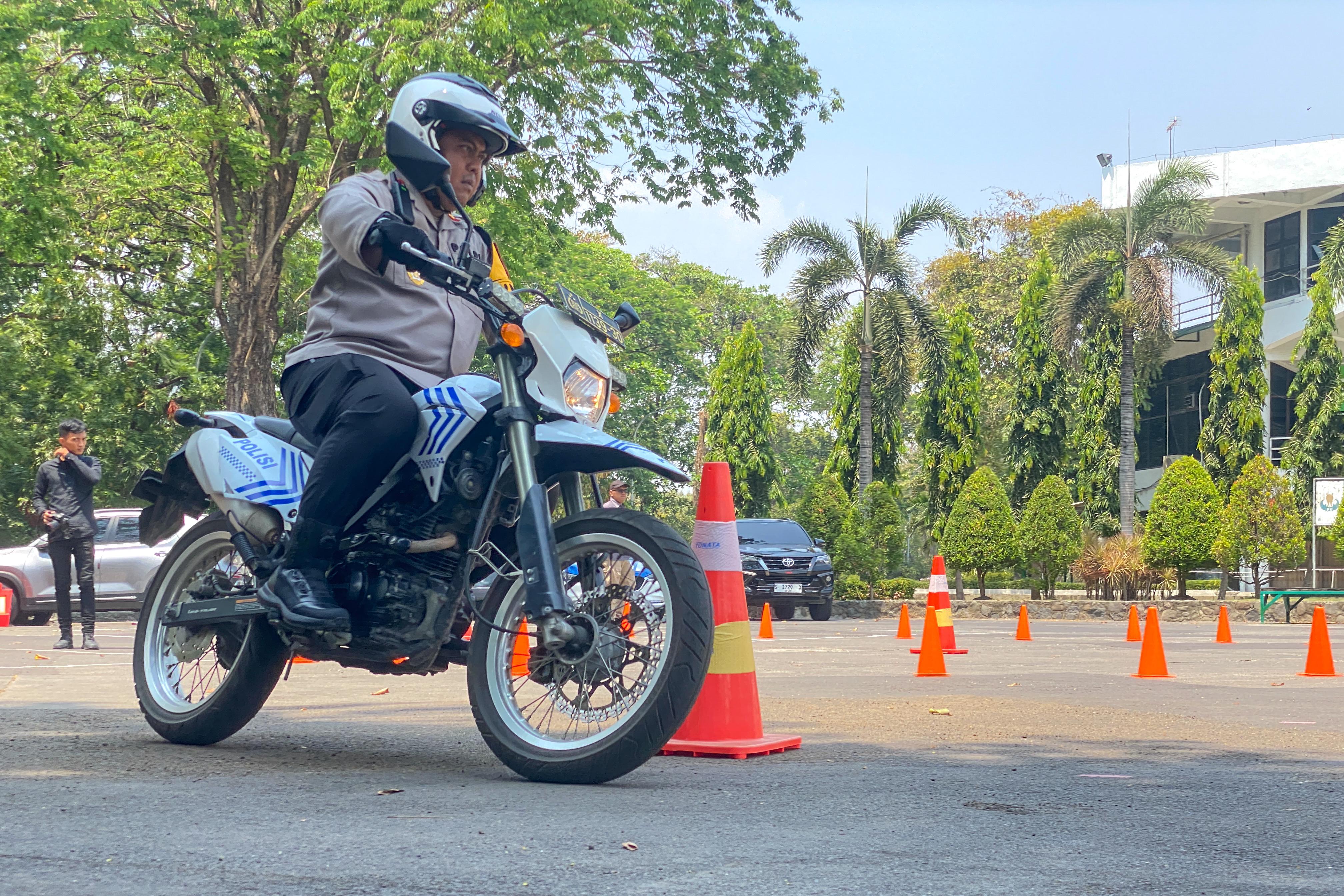 LATIHAN: Kapolres Gresik AKBP Arief Kurniawan mempraktikan keterampilan berkendara menggunakan motor yang aman di kalangan personelnya.