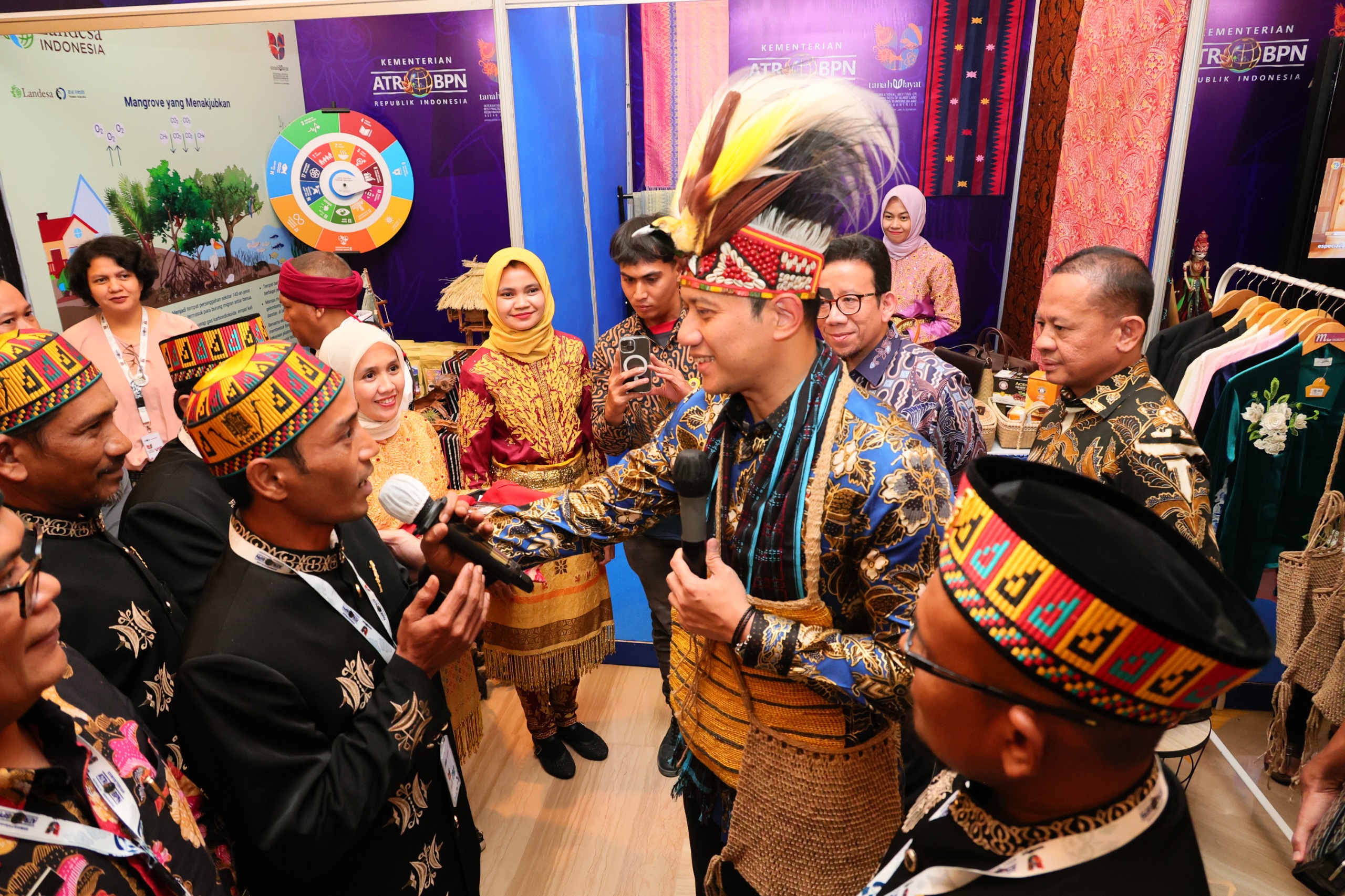 Dekat : Menteri Agraria dan Tata Ruang/Kepala Badan Pertanahan Nasional (ATR/BPN), Agus Harimurti Yudhoyono (AHY) meresmikan Ekshibisi Tanah Ulayat yang digelar di The Trans Luxury Hotel, Bandung.