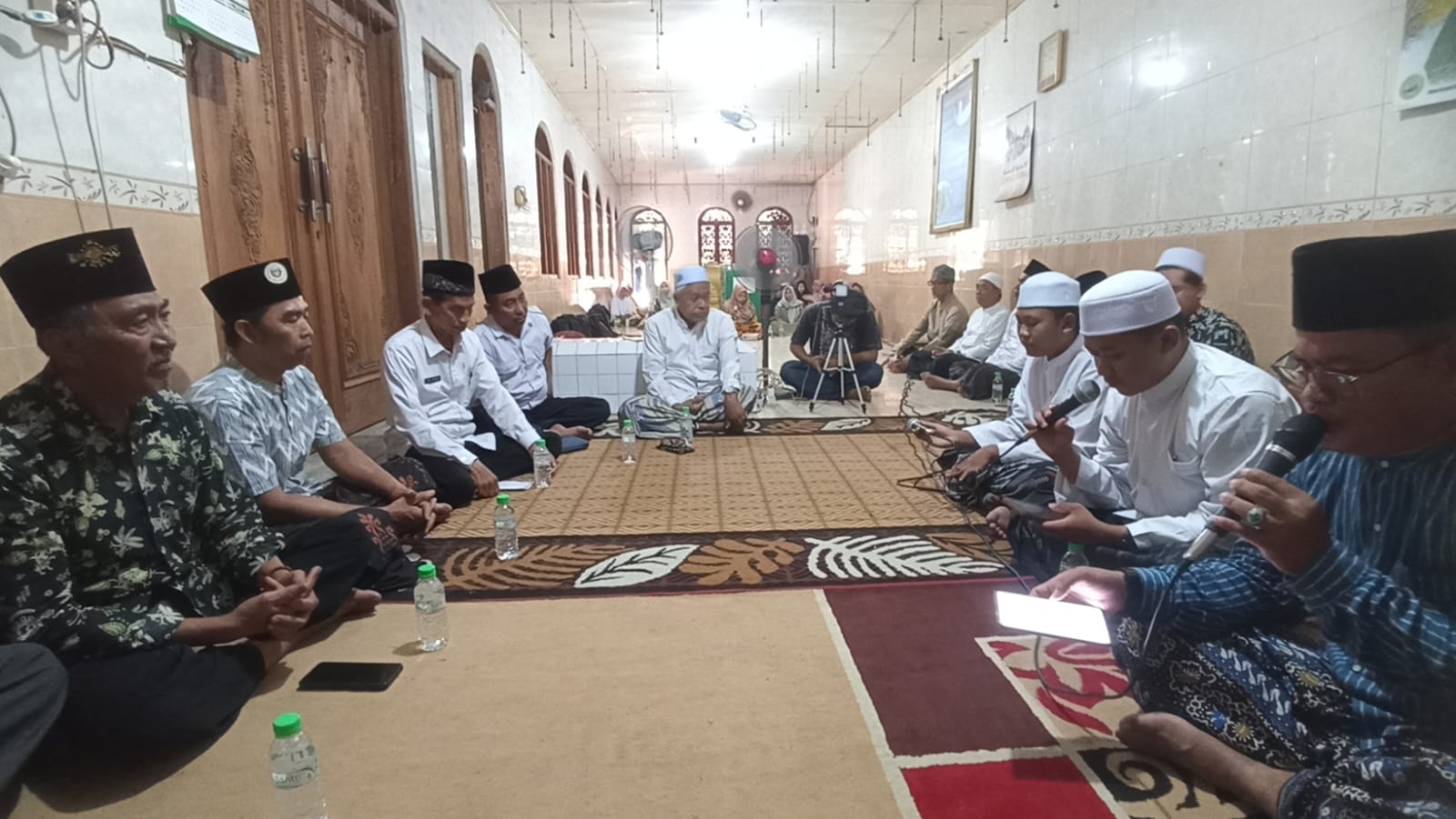 Suasana khidmat Majelis Rutin Jemaah Rebo Awal di Aula Pesarean Nyai Ageng Pinatih Kebungson