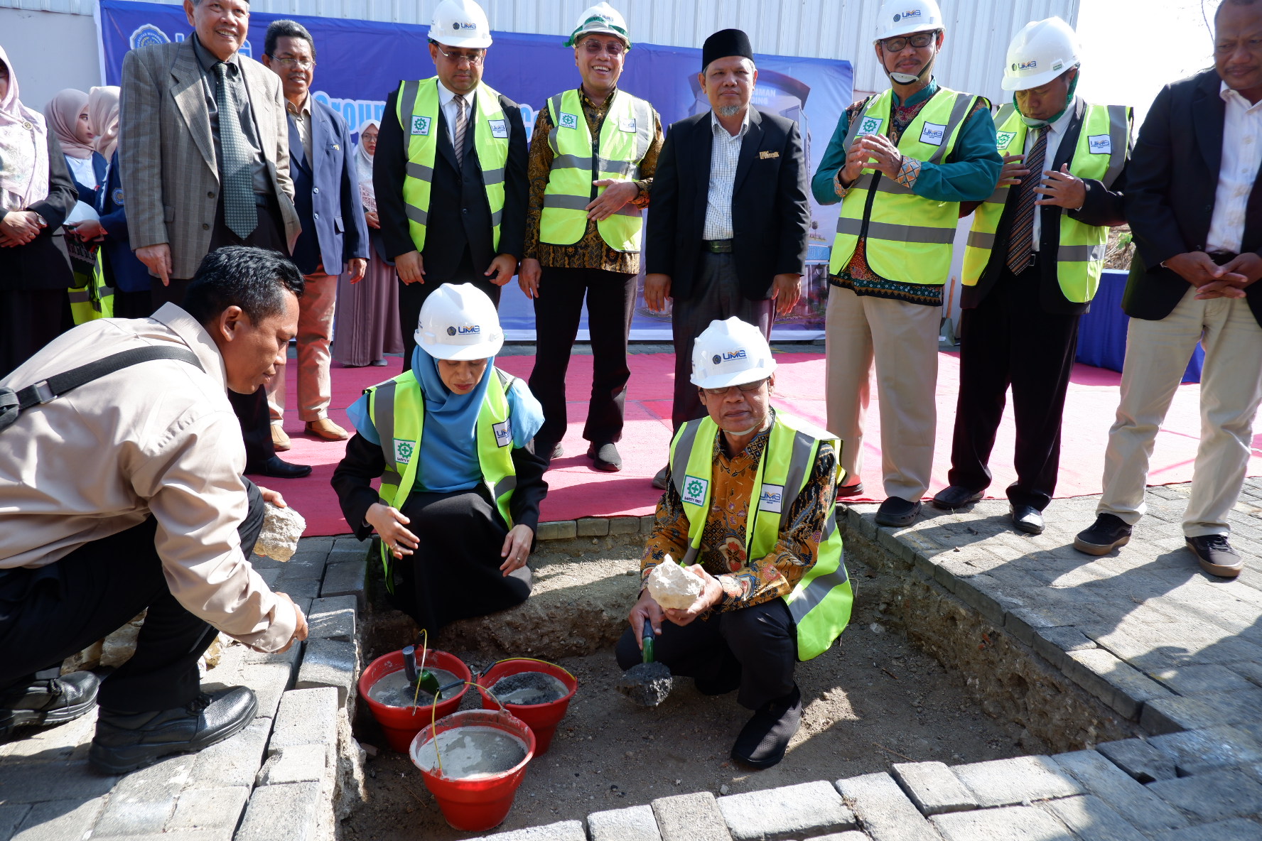 GROUND BREAKING : peletakan batu pertama pembangunan gedung Faqih Usman yang dilakukan langsung oleh ketua PP Muhammadiyah, Prof. Dr. H. Haedar Nashir, M.Si, didampingi Rektor UMG, Nadhirotul Laily