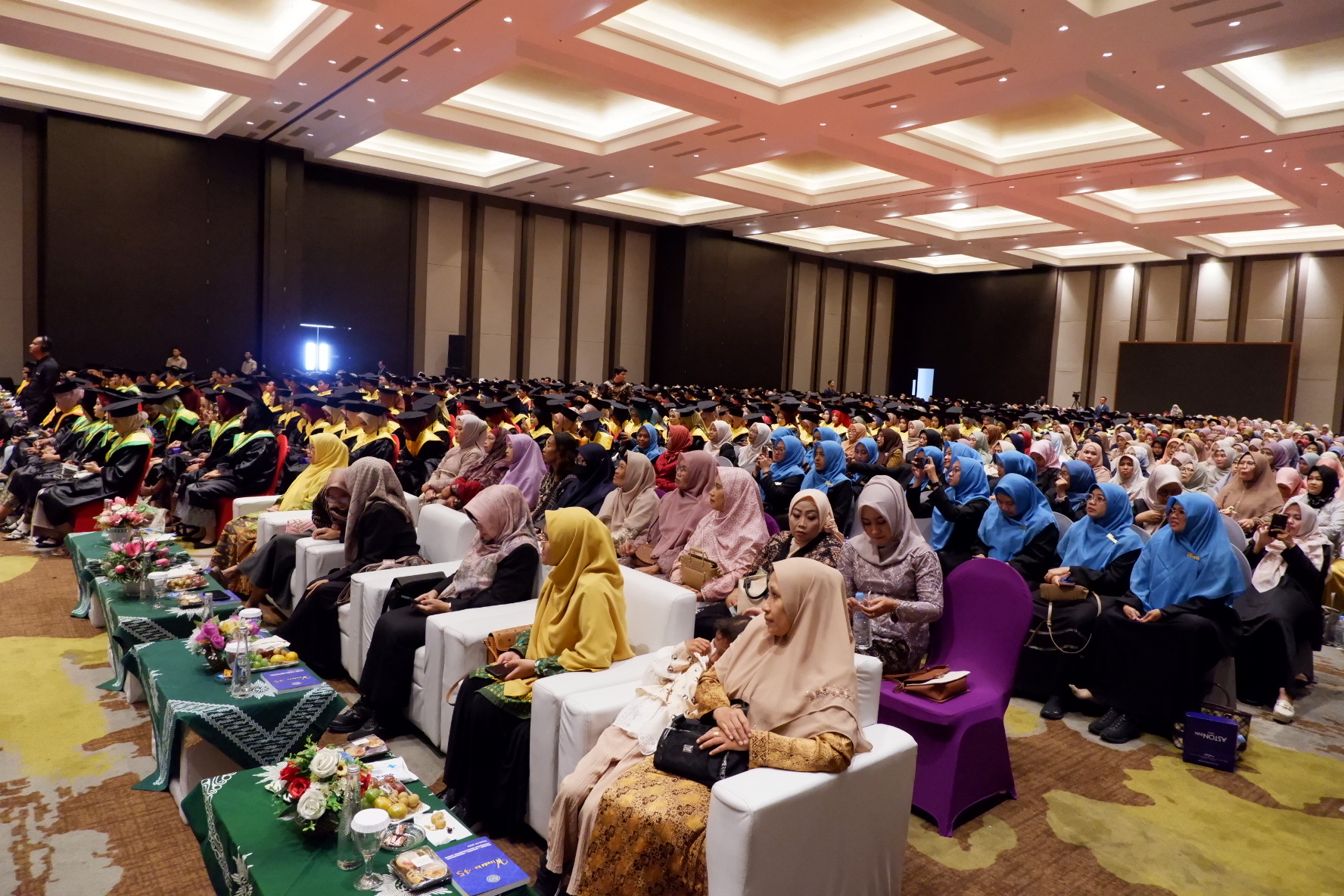 KHIDMAT : Tampak 728 wisudawan yang terdiri dari 515 wisudawan D3, Sarjana dan pascasarjana serta 213 wisudawan profesi.