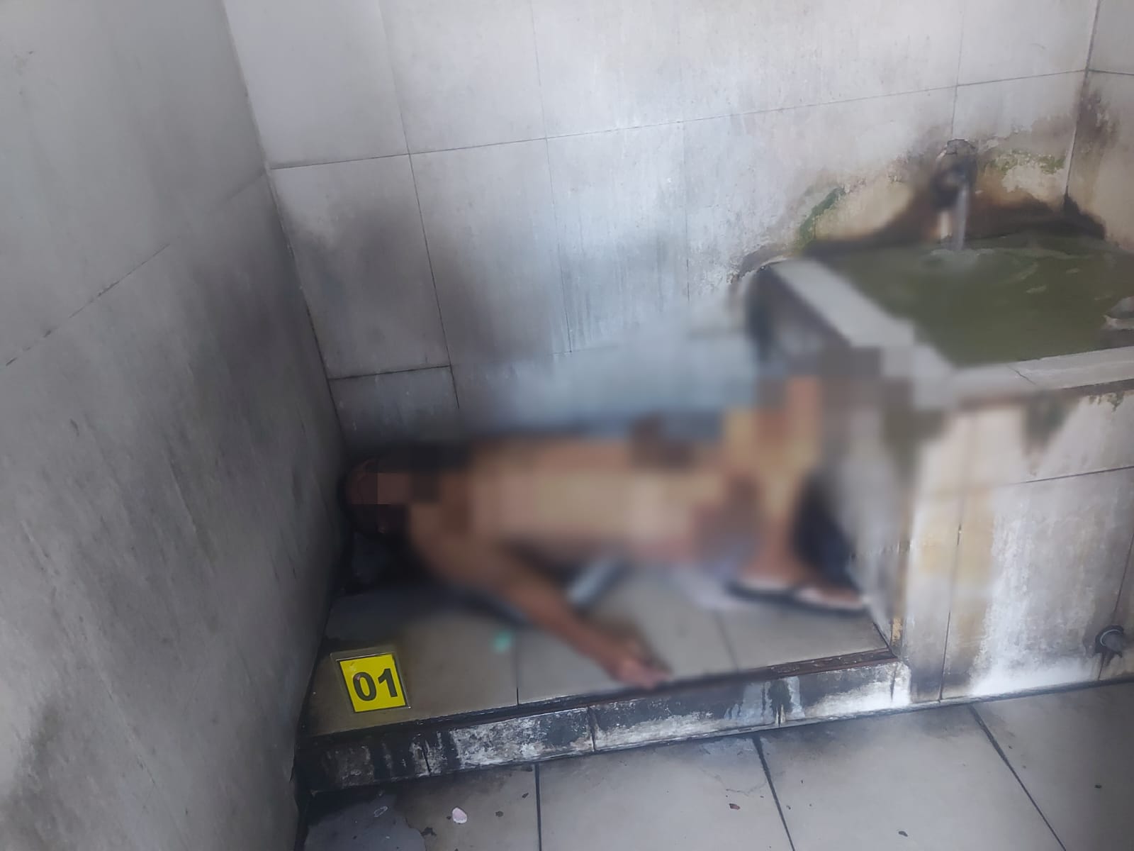 TEWAS: Korban ditemukan meninggal di atas kloset di kamar mandi di area Boiler PT Karunia Alam Segar (KAS) di Desa Sukomulyo Kecamatan Manyar, Gresik