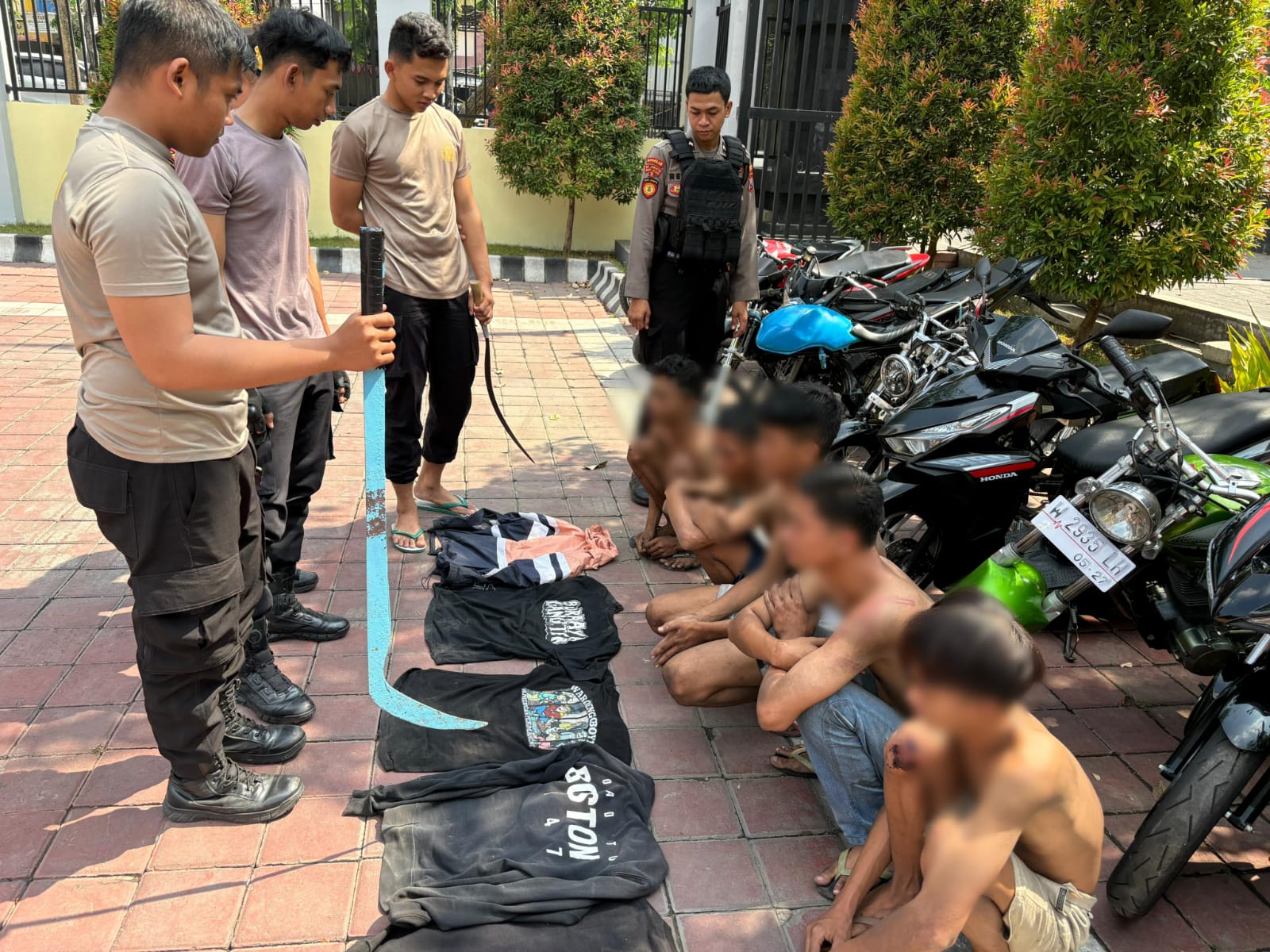 DIAMANKAN : Anggota Unit Rainmas Sat Samapta Polres Gresik saat mengamankan para gengster dan pelaku balap liar di Mapolres Gresik.