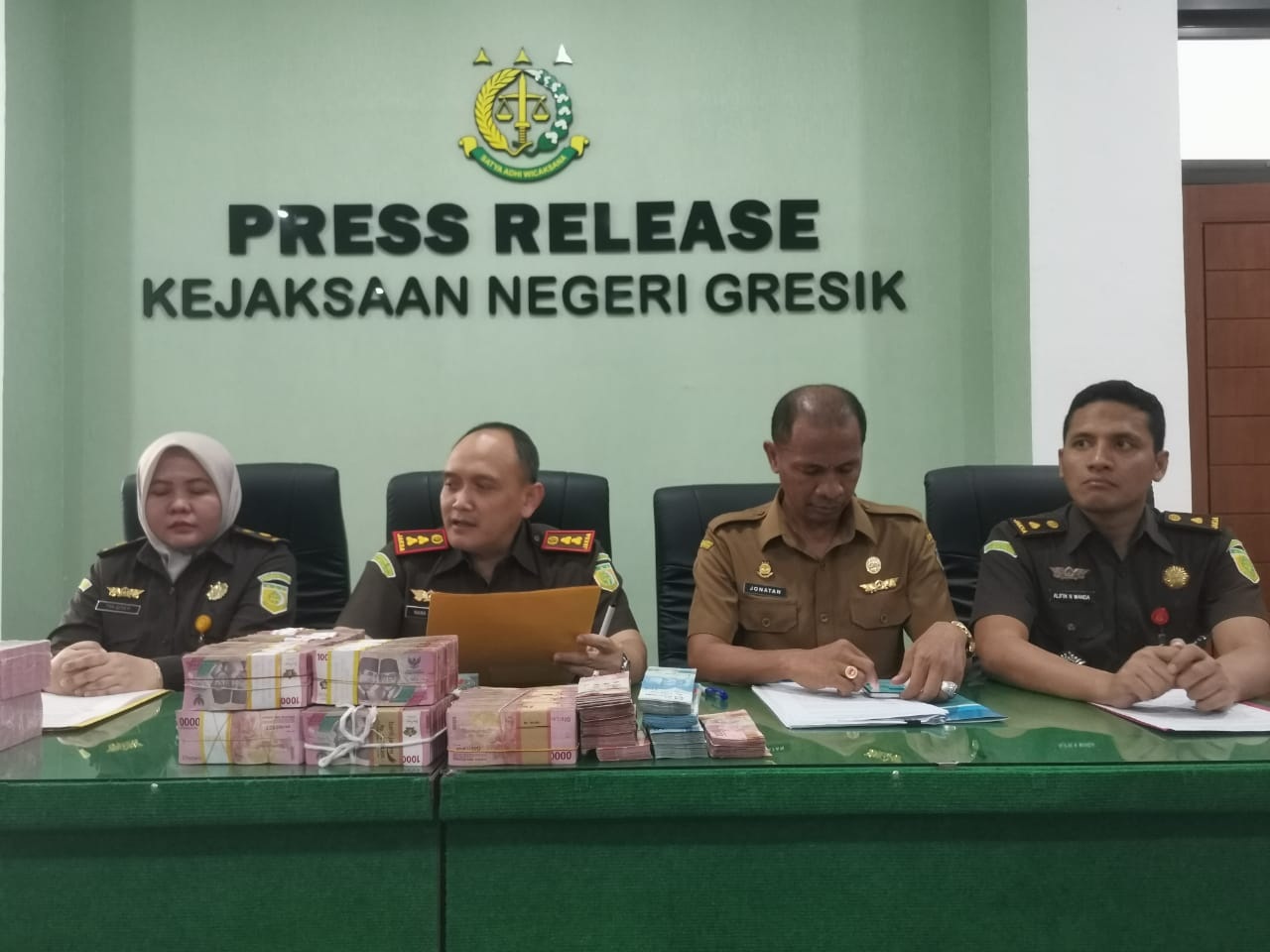 PENGEMBALIAN UANG NEGARA: Kejari Gresik menerima pengembalian uang pengganti kerugian negara dari tersangka Ryan Febrianto terdakwa perkara dugaan korupsi hibah pokir UMKM Diskoperindag tahun 2022 yan