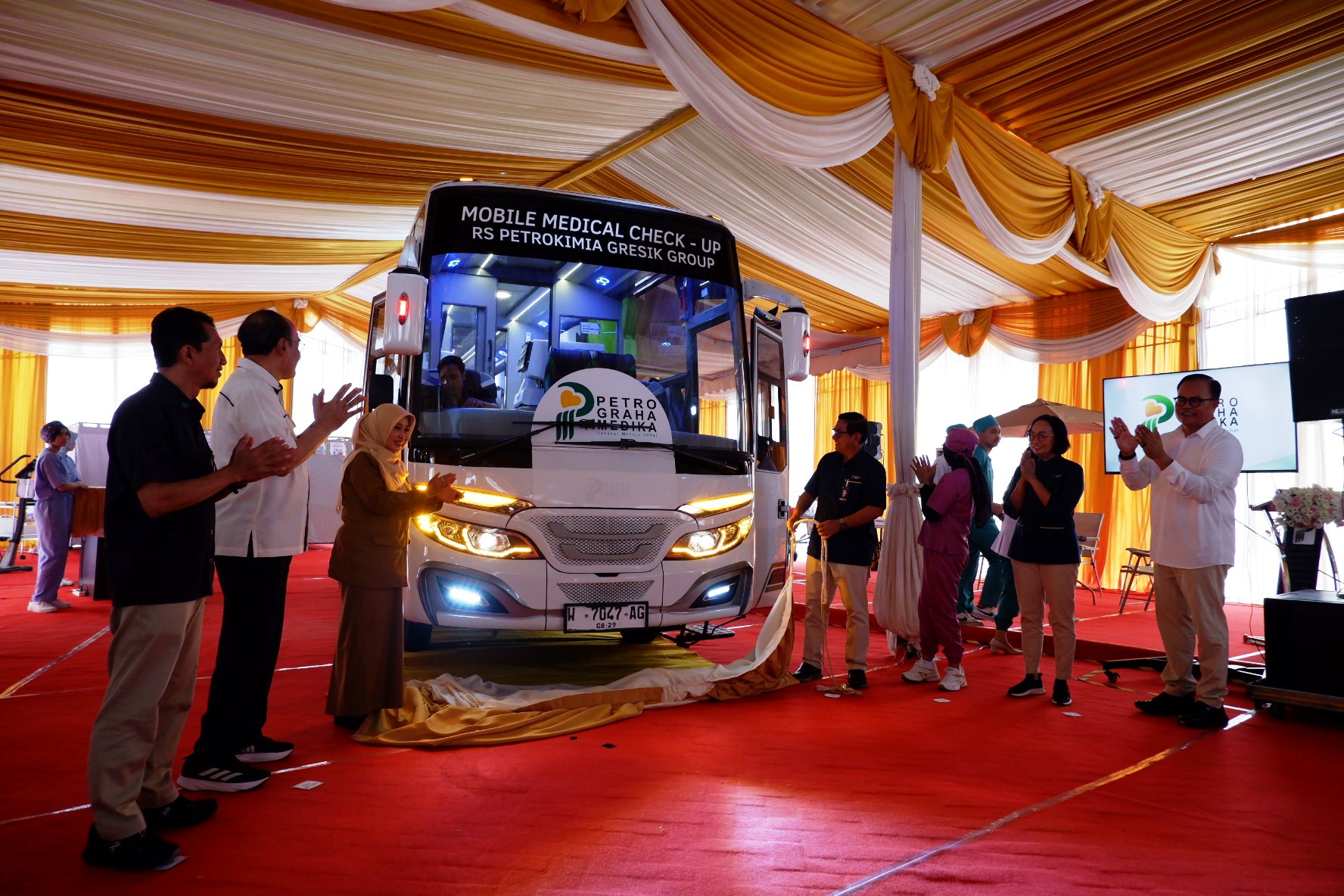 PERTAMA DI GRESIK : Bus Mobile MCU milik PGM memiliki kapasitas yang besar beserta fasilitas pemeriksaan yang lengkap dan menjadi yang pertama ada di kabupaten Gresik