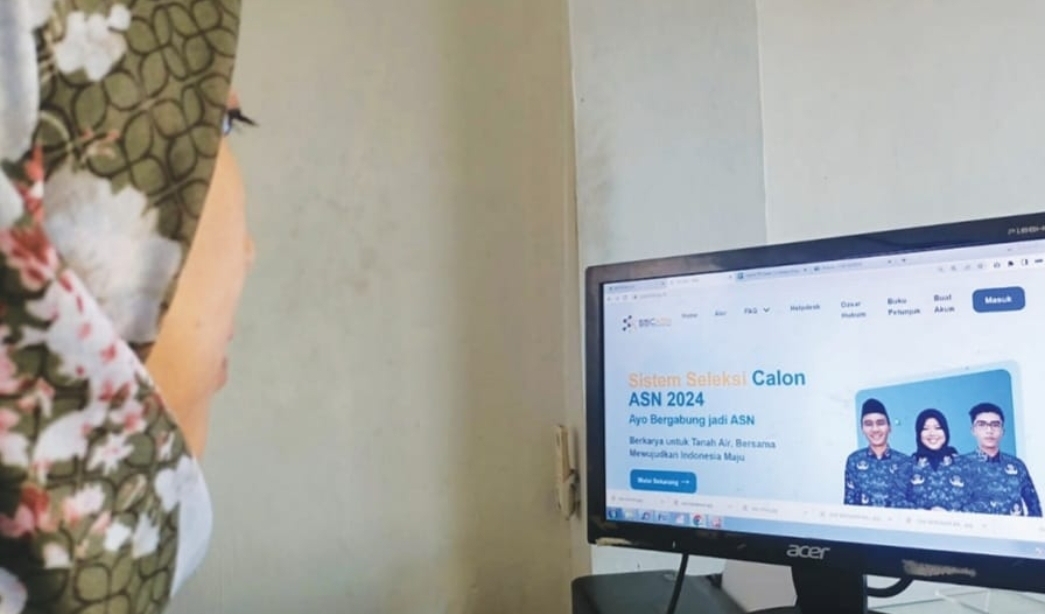 Salah satu peserta memantau perkembangan pendaftaran CPNS 2024 di website SSCASN.