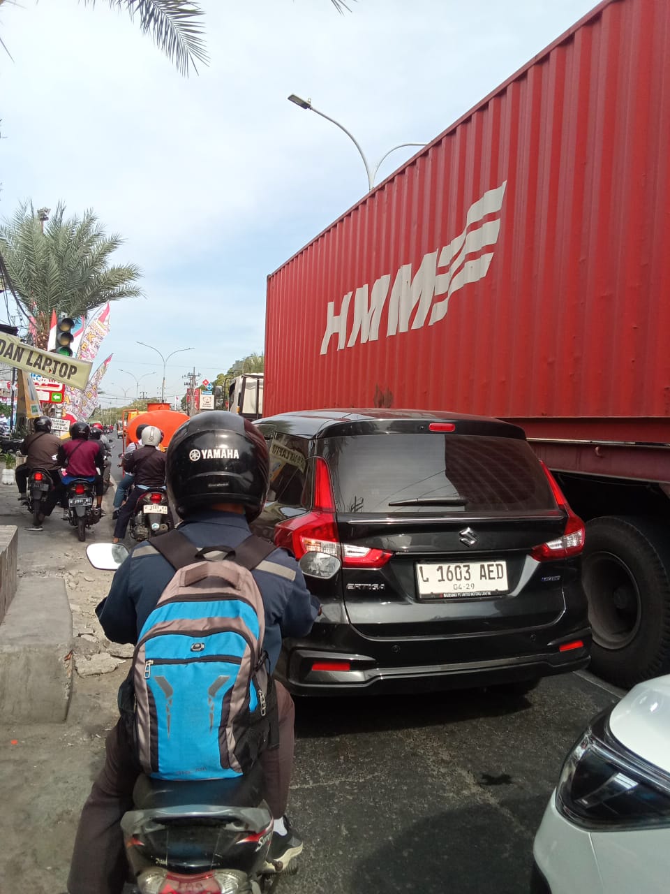 Sejumlah truk terlihat melintasi Jalan Wahidin Sudirohusodo menuju Jalan RA Kartini yang merupakan Kawasan Tertib Lalu Lintas.