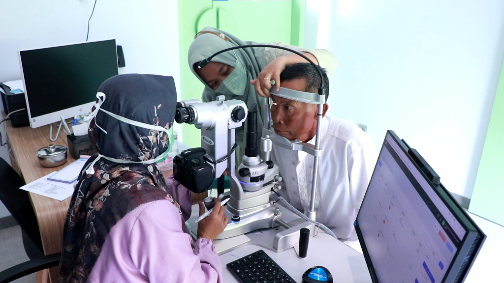 Salah satu pasien melakukan pemeriksaan mata di KMU.