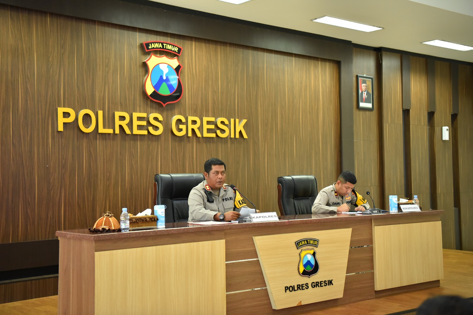 DIPIMPIN LANGSUNG: Kapolres Gresik AKBP Arief Kurniawan saat memimpin gelar Operasi Tumpas Narkoba Semeru 2024 di Mapolres Gresik.