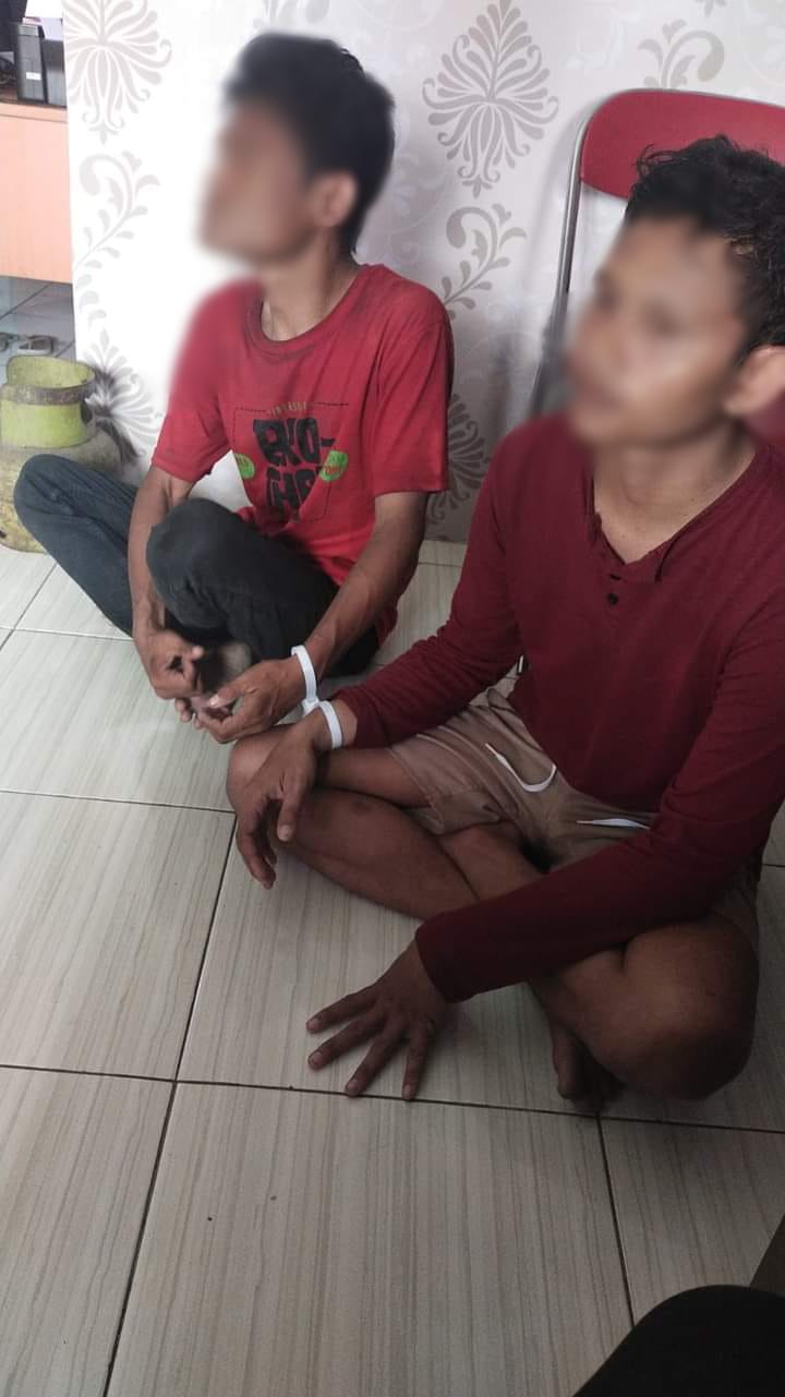 DIAMANKAN : Kedua terduga pelaku pencuri LPG 3 Kg saat diamankan di Polsek Sidayu.