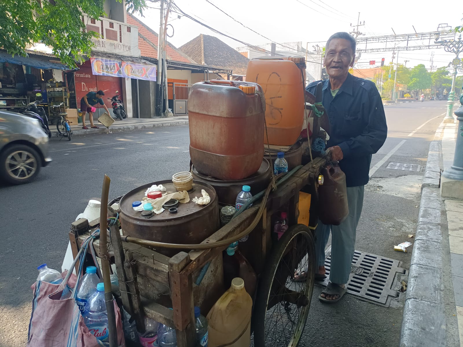 Kisah Pak Yasan, Penjual Jeriken Minyak Tanah Keliling di Gresik Mulai Tahun 1972