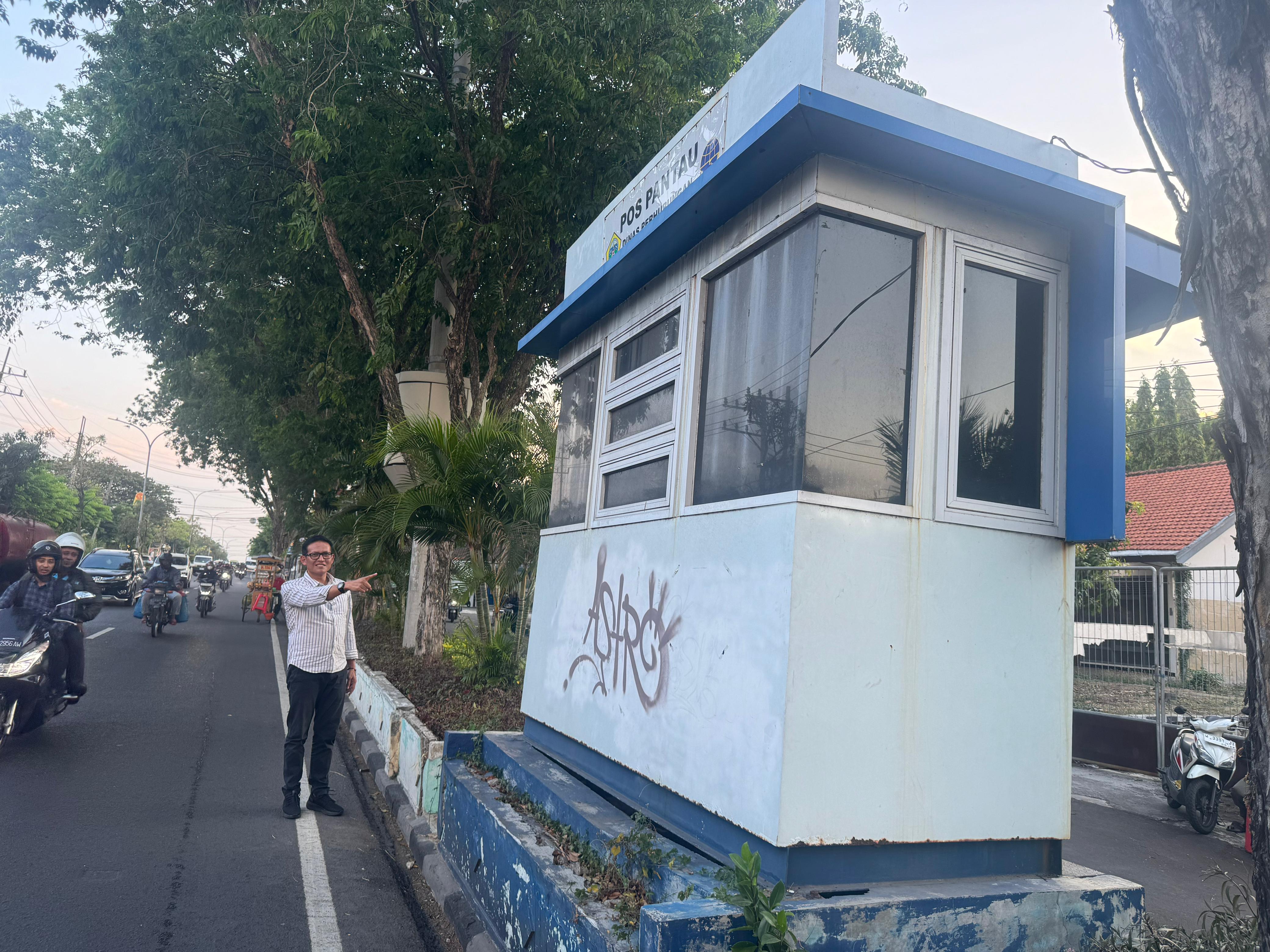 Ketua Sementara DPRD Gresik Abdullah Hamdi saat memantau kondisi pos pantau yang ada Jalan Veteran.