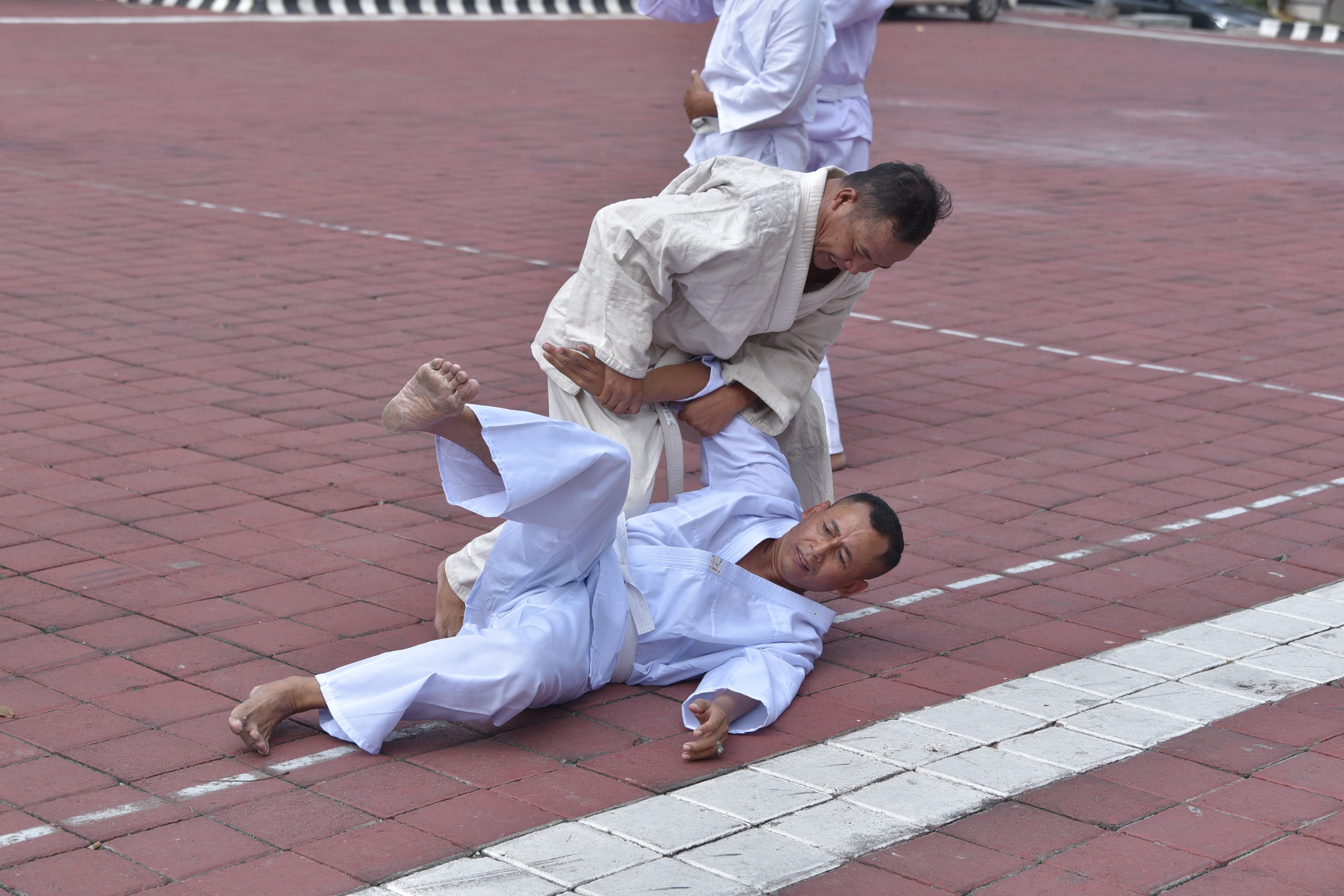 LATIHAN: Anggota Polres Gresik saat menggelar latihan beladiri untuk meningkatkan kemampuan personel jelang Pilkada Serentak di Kabupaten Gresik.